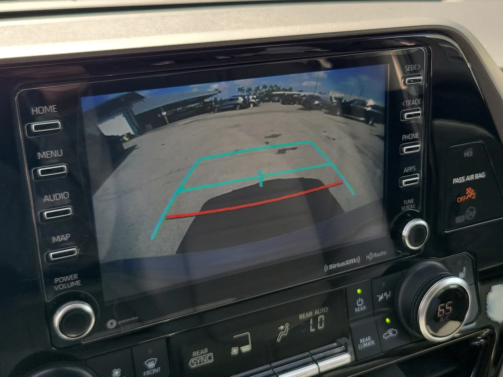 2021 Toyota Highlander XLE photo 10