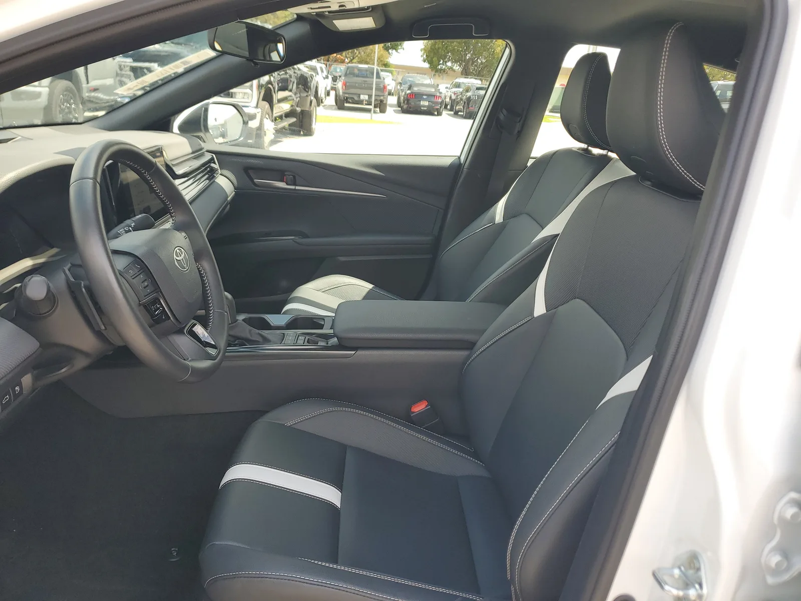 2025 Toyota Camry SE photo 10