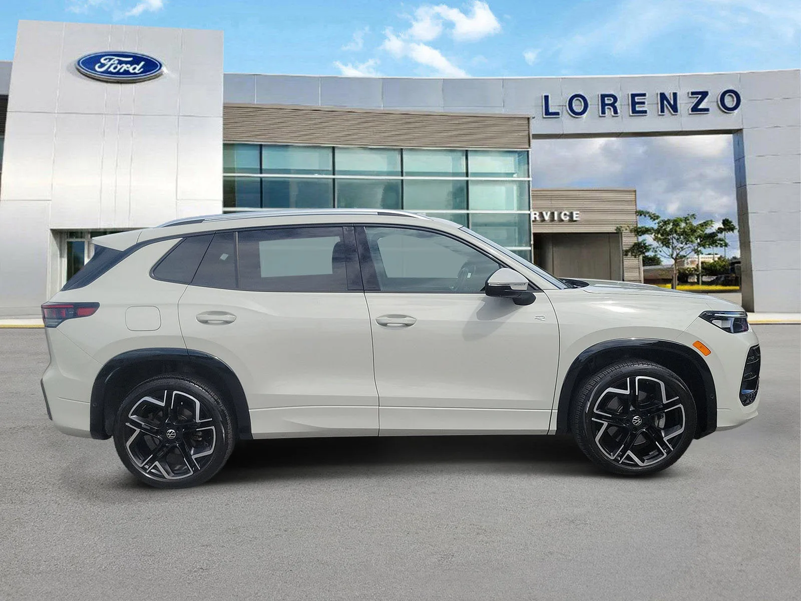 2025 Volkswagen Tiguan SEL R-Line photo 4