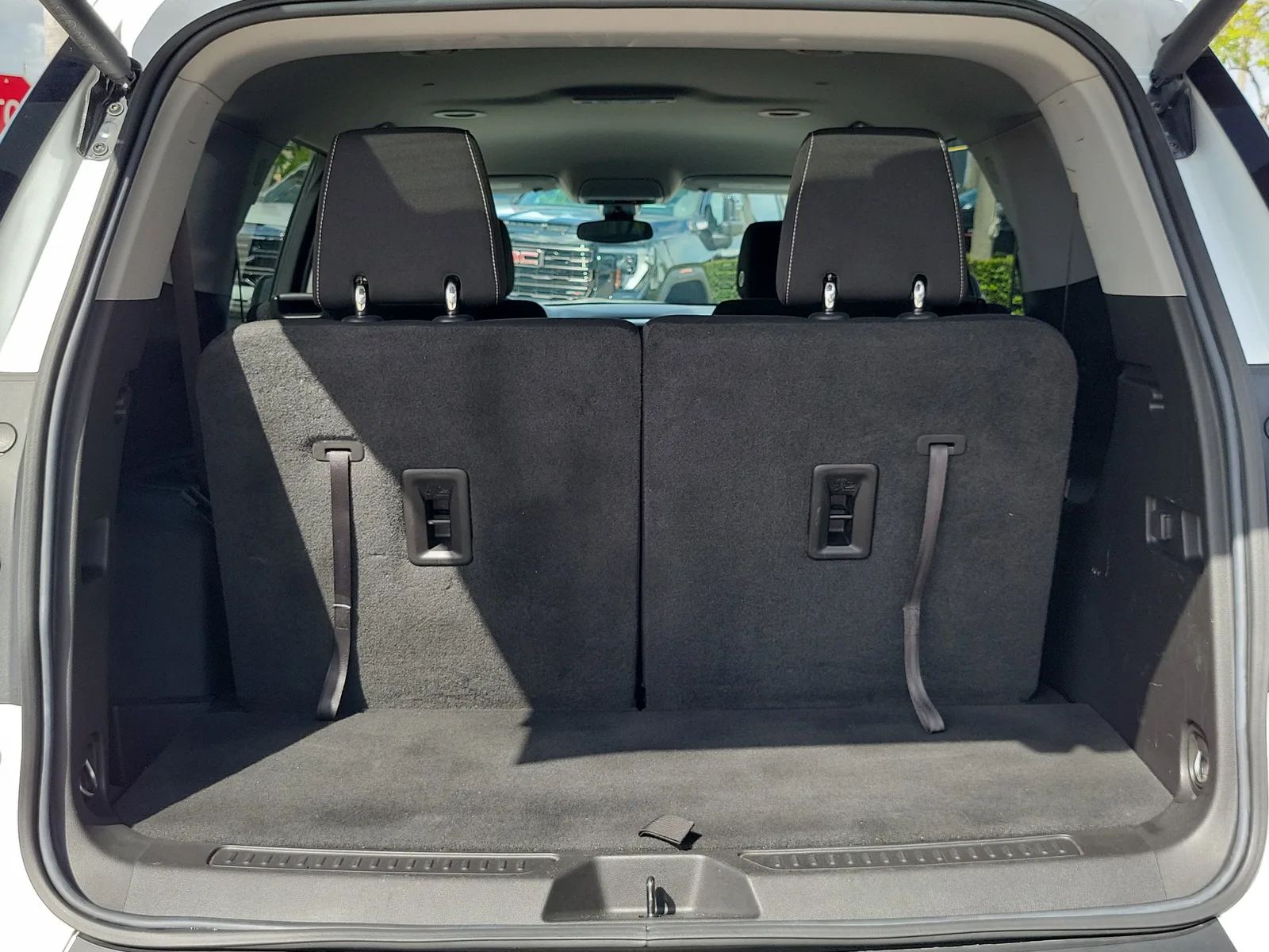 2023 GMC Acadia SLE photo 16