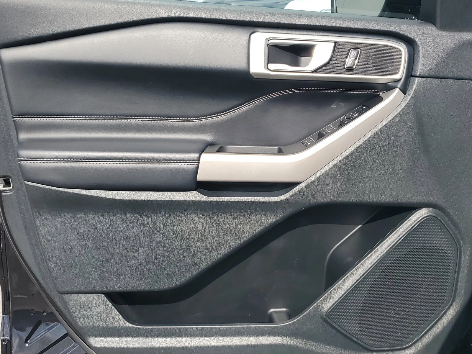 2023 Ford Explorer XLT photo 27