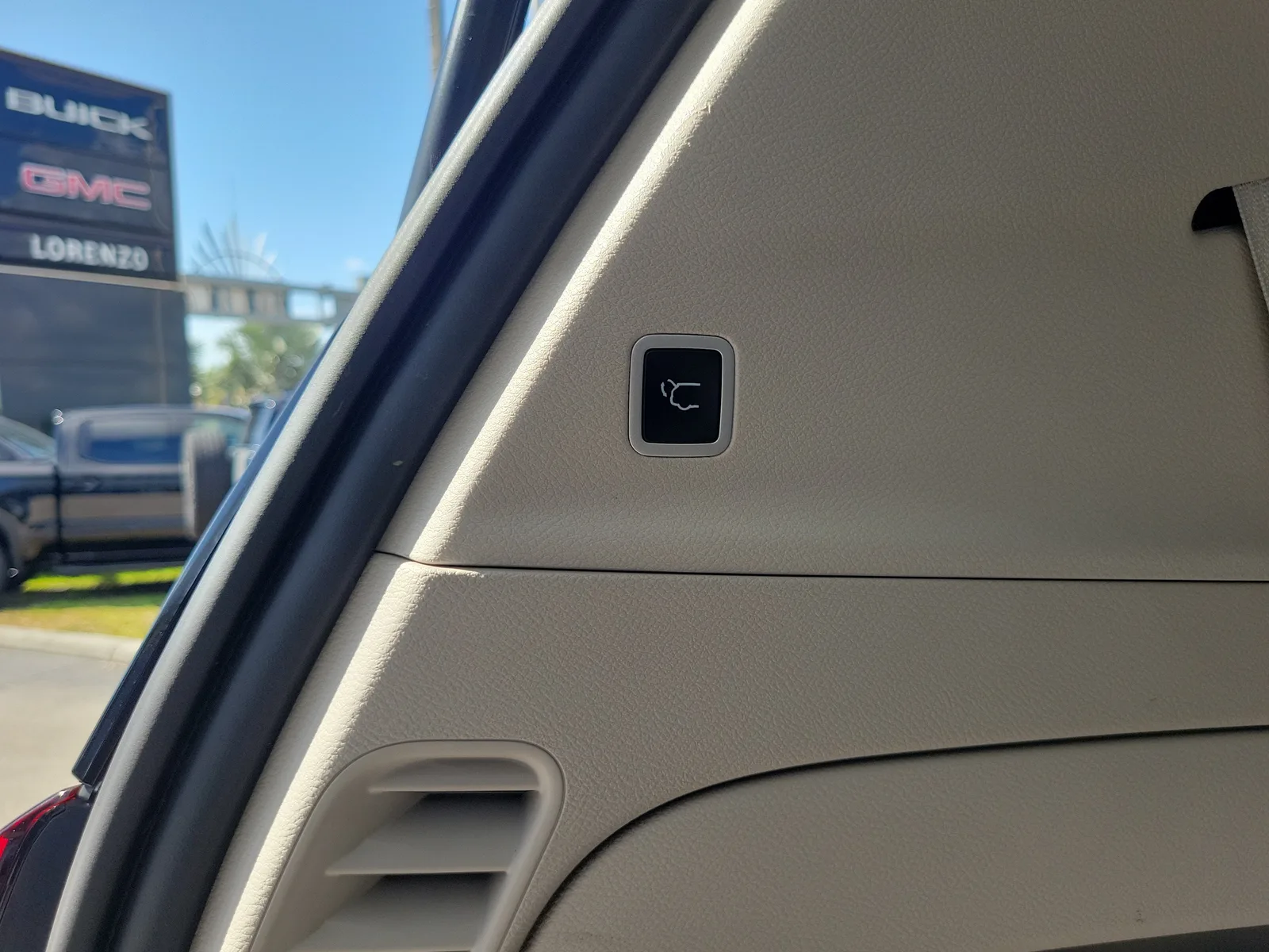 2024 Chrysler Pacifica Touring L photo 16