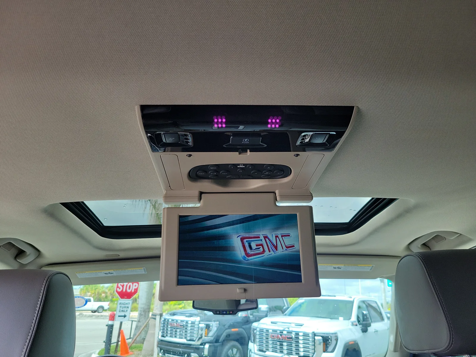 2020 GMC Yukon Denali photo 12