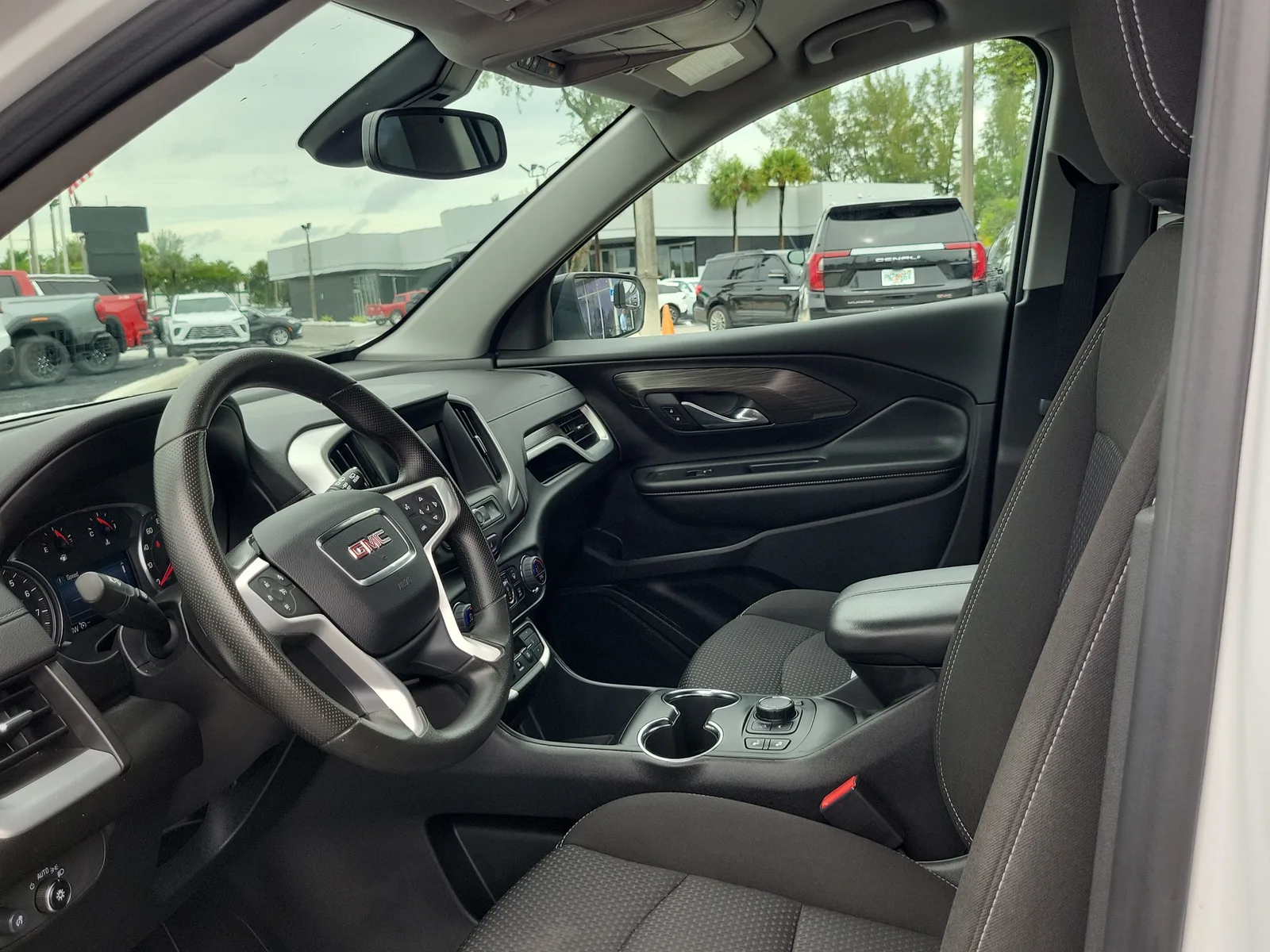 2024 GMC Terrain SLE photo 11