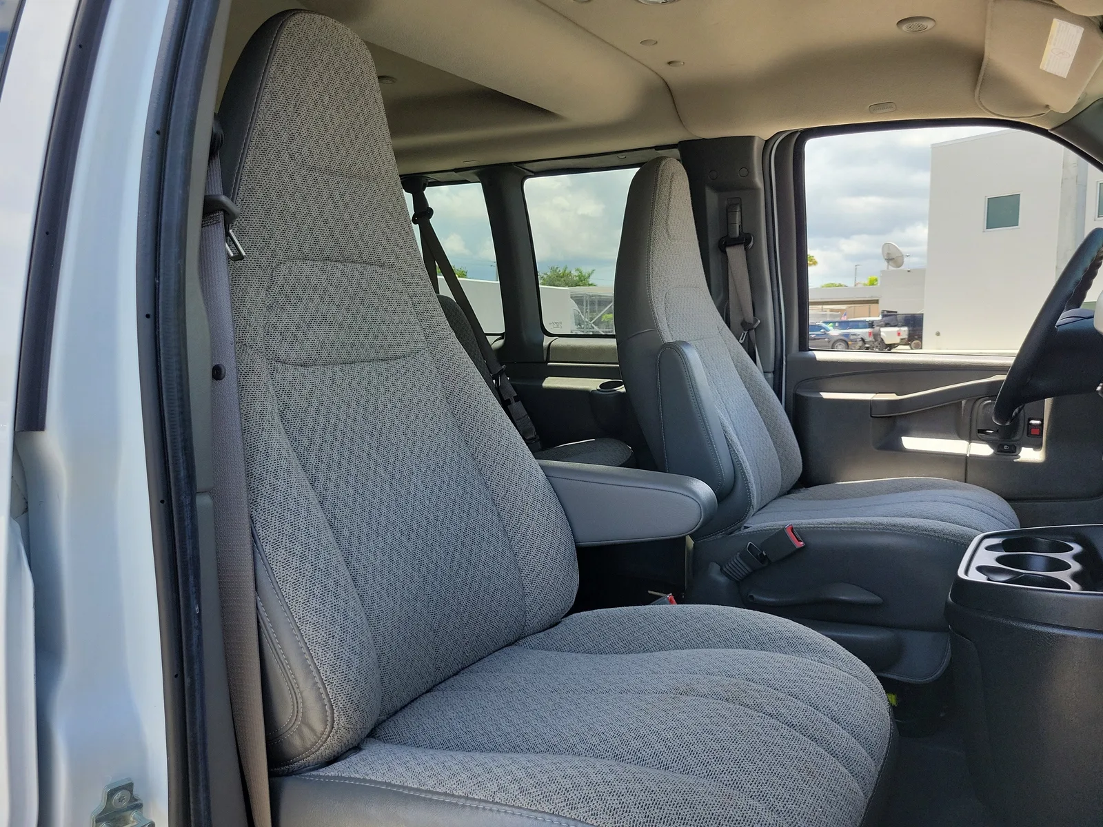 2025 Chevrolet Express Passenger LT photo 18