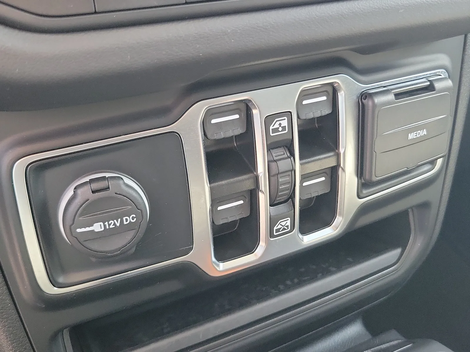 2025 Jeep Wrangler Sahara 4WD photo 25