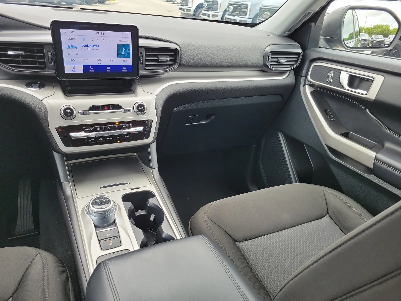 2024 Ford Explorer XLT photo 18