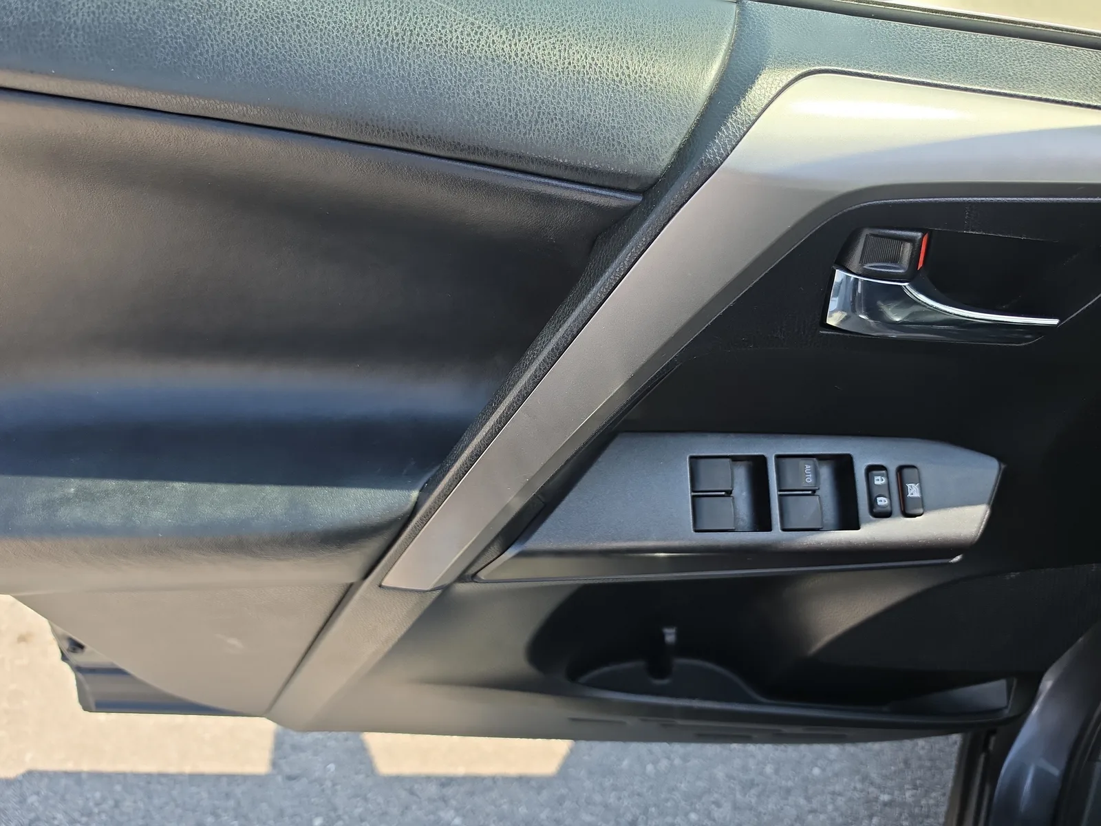 2017 Toyota RAV4 XLE photo 21