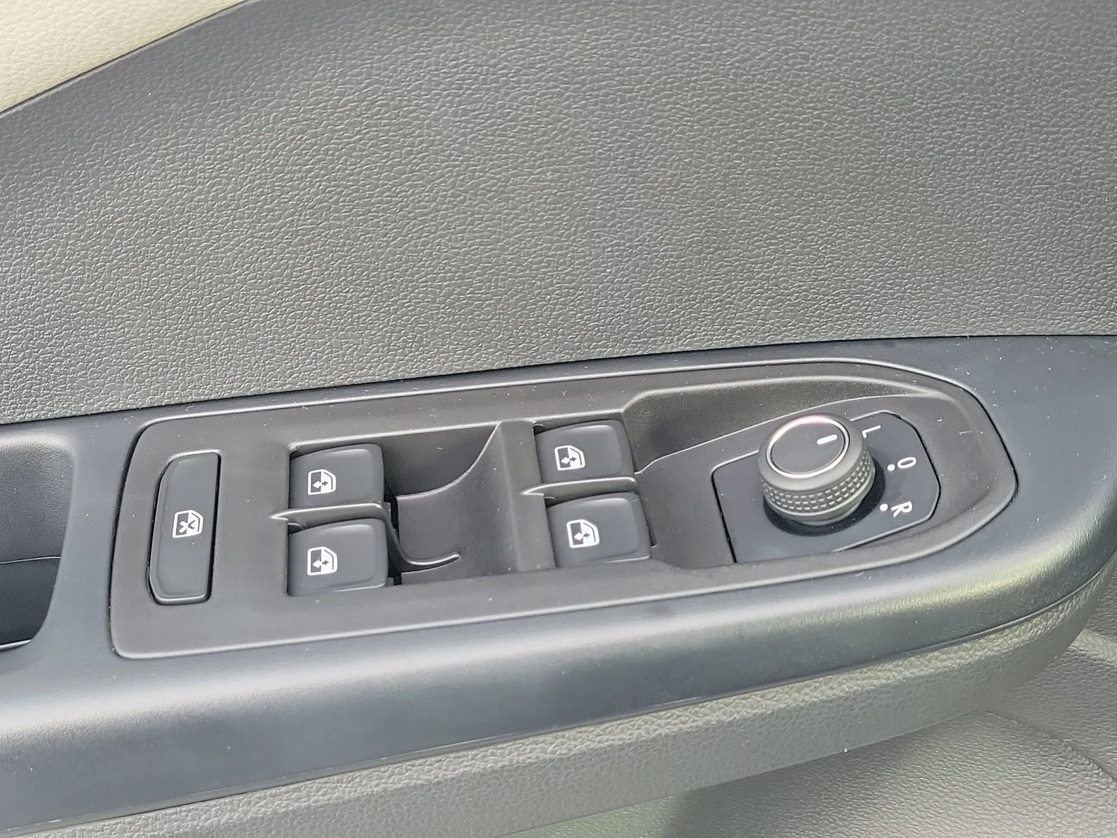 2025 Volkswagen Taos S photo 29
