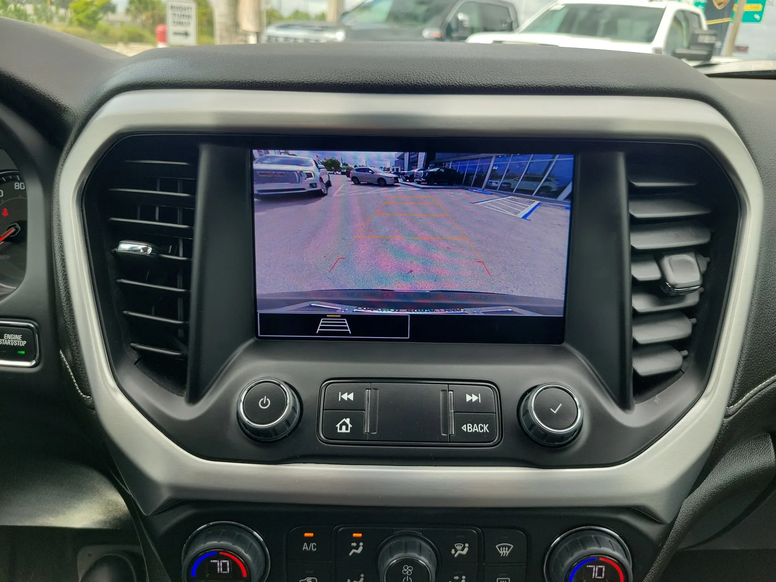 2023 GMC Acadia SLE photo 9