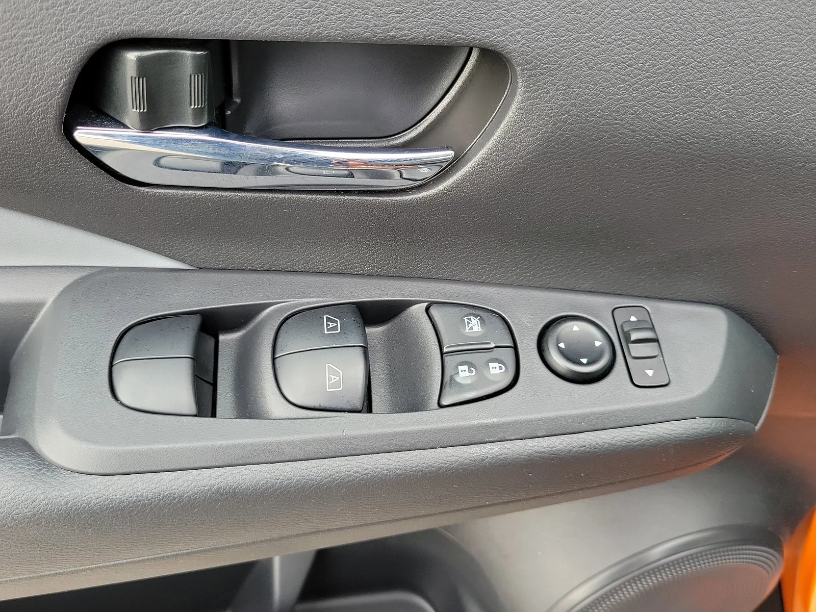 2024 Nissan Kicks SR photo 21