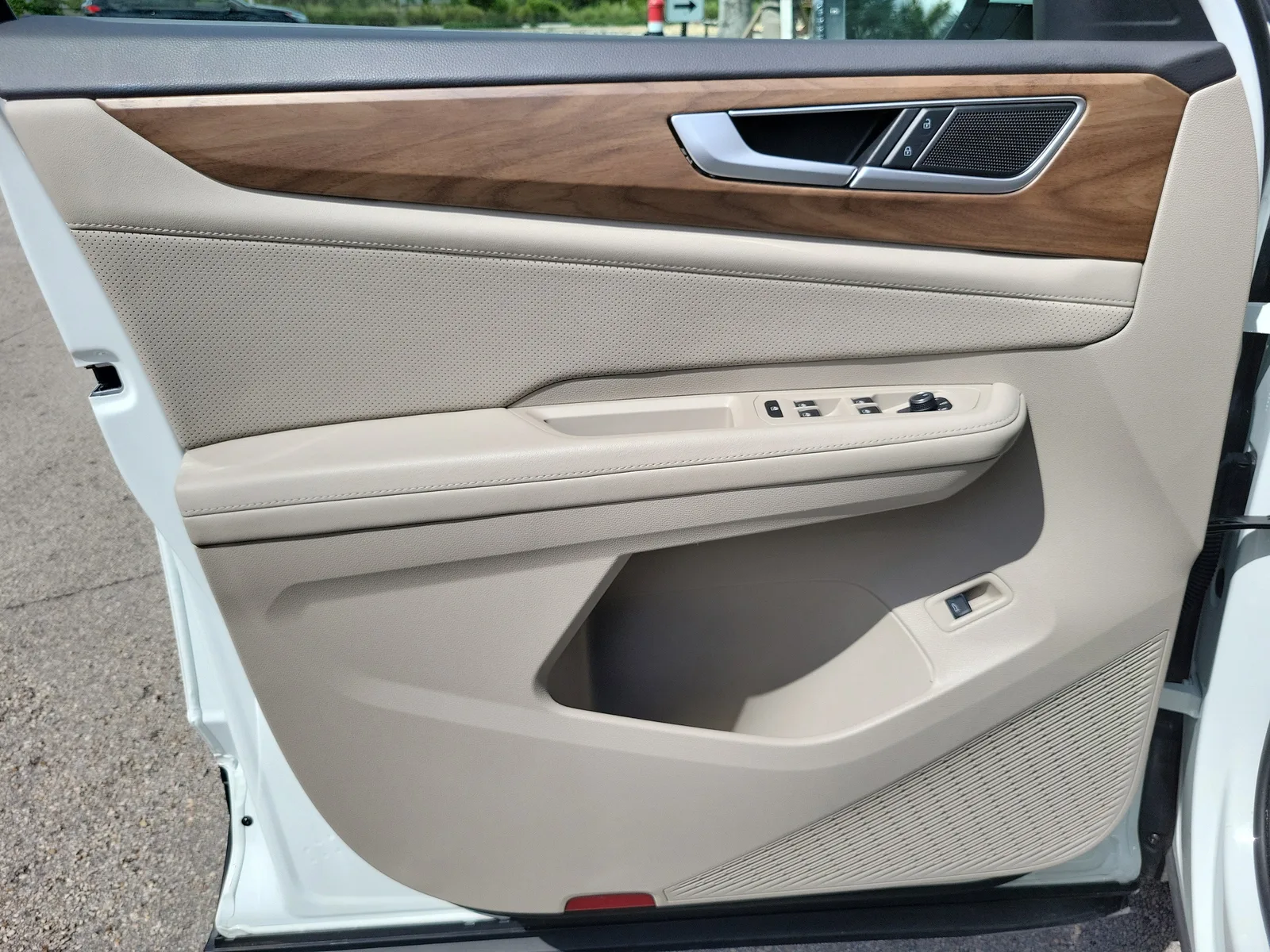 2025 Volkswagen Atlas 2.0T SE w/Technology photo 24