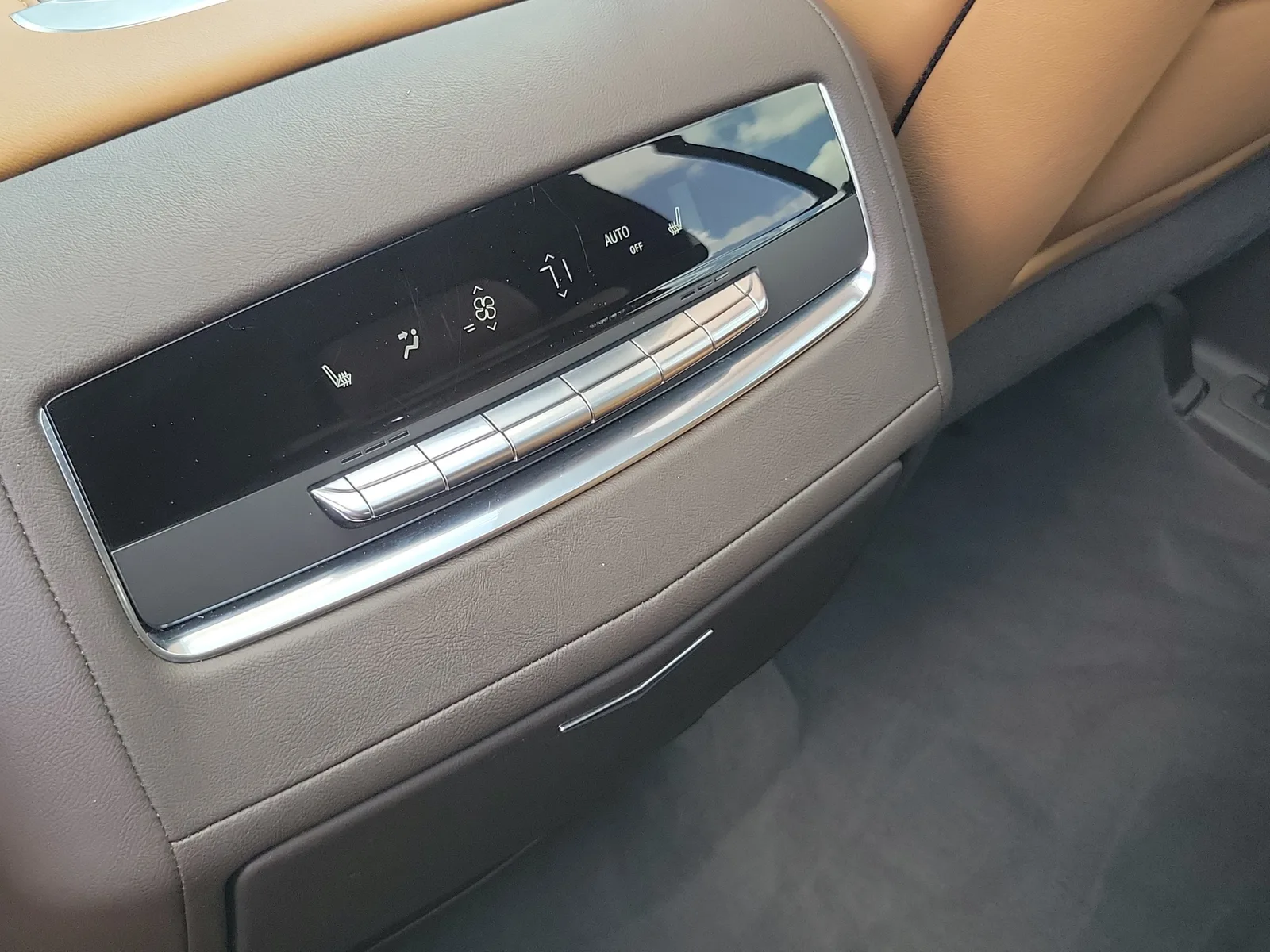 2023 Cadillac Escalade 4WD Premium Luxury photo 16