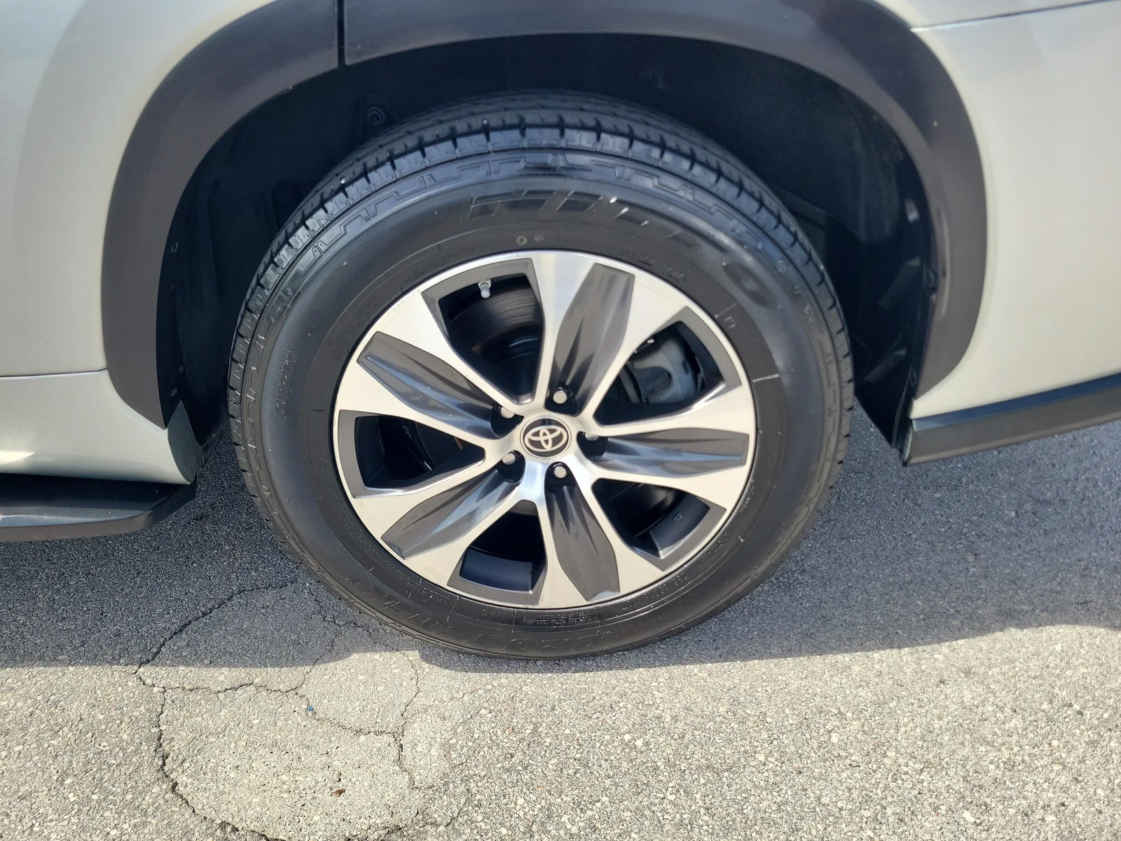 2021 Toyota Highlander XLE photo 30