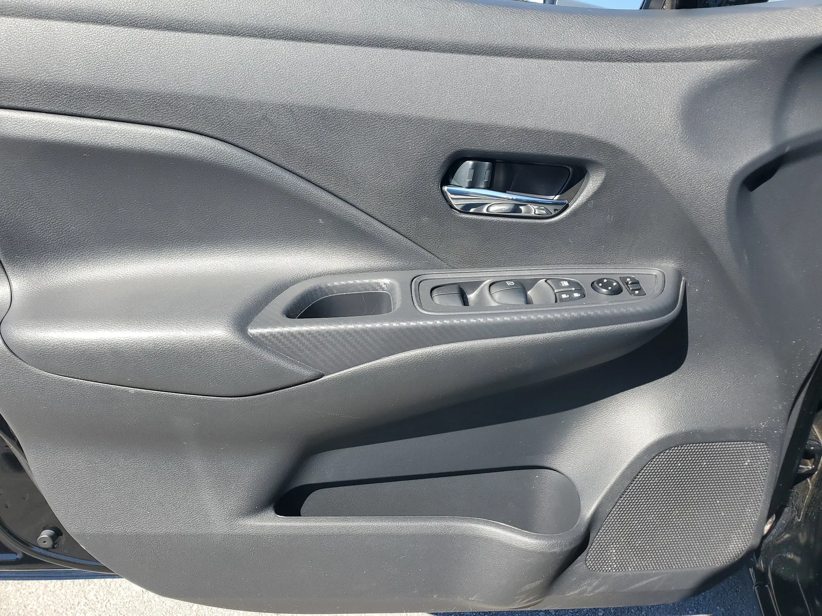 2025 Nissan Versa SV photo 24
