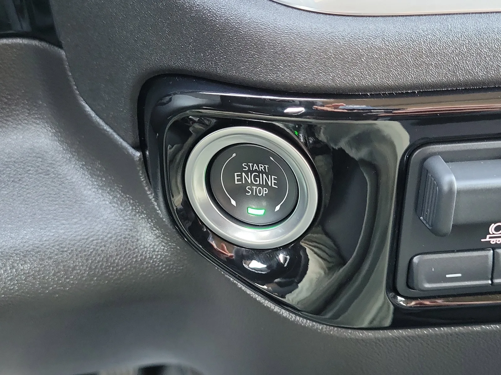 2025 Chevrolet Silverado 1500 LT photo 16