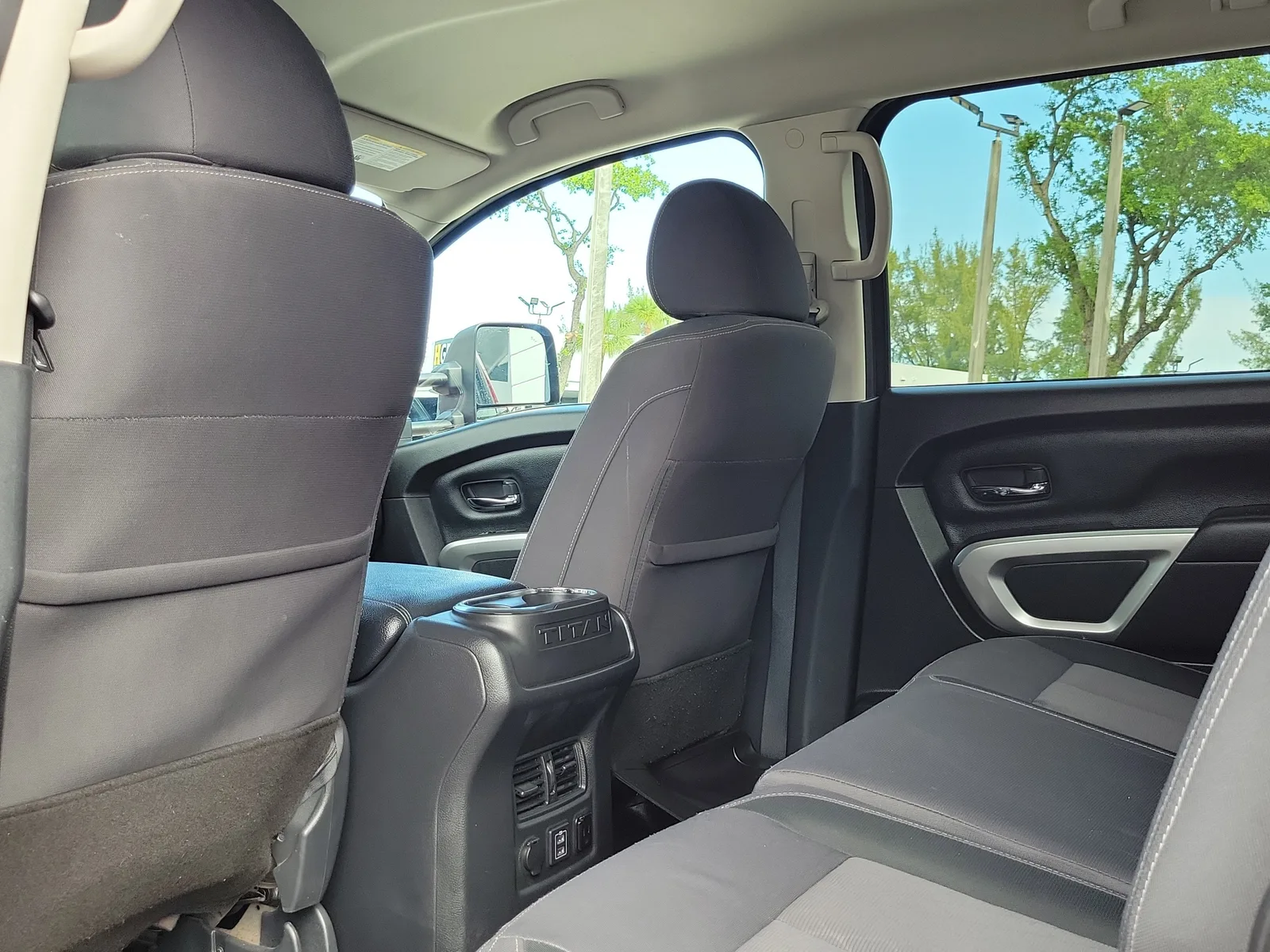 2021 Nissan Titan SV photo 14
