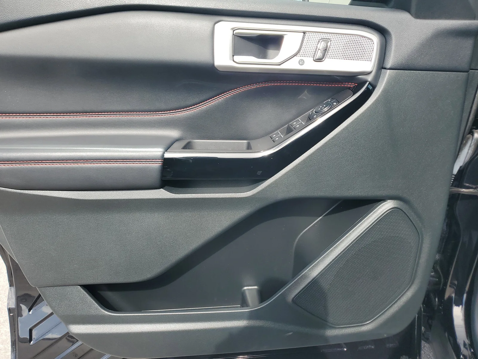 2023 Ford Explorer ST-Line photo 29