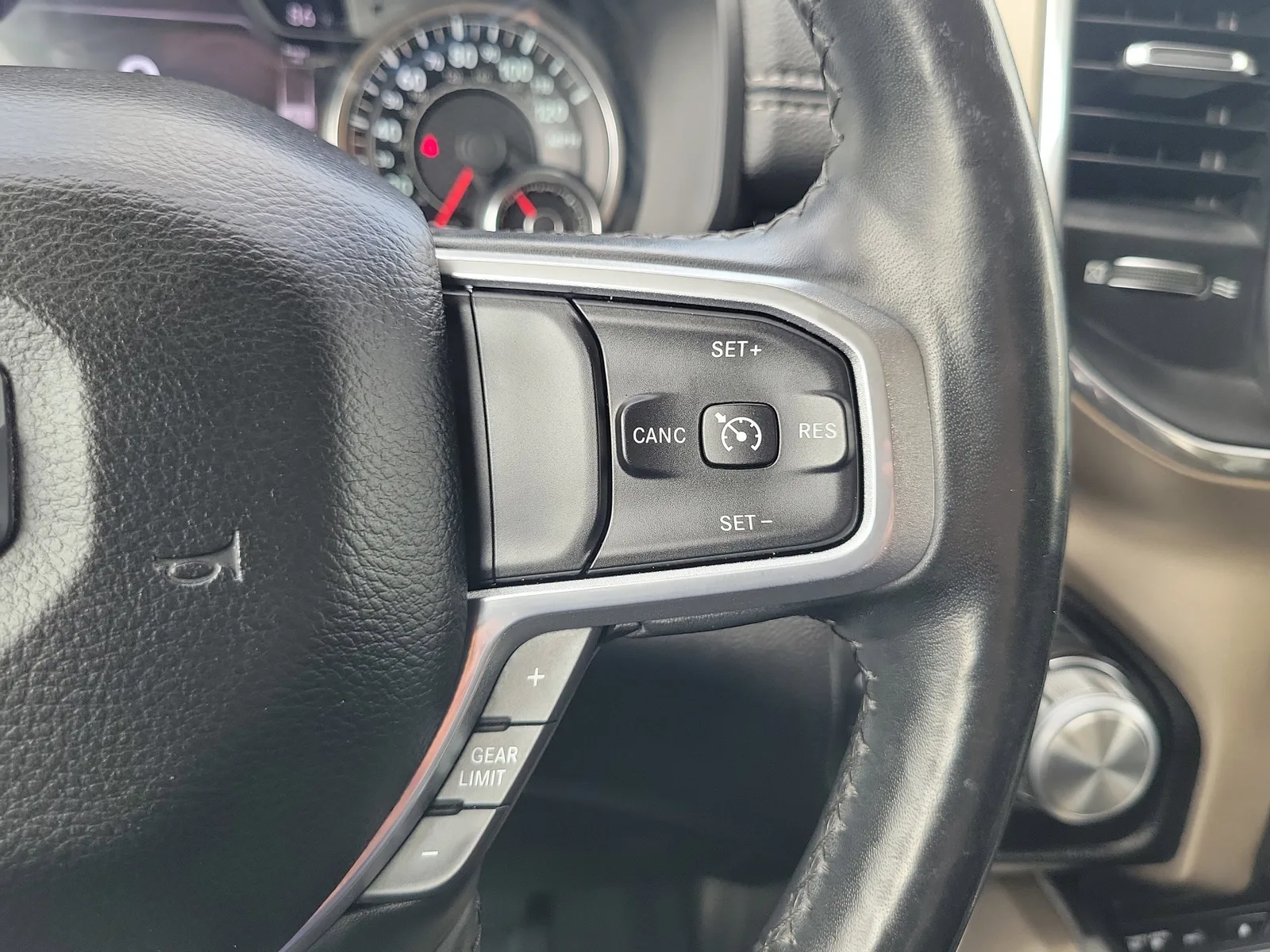 2019 RAM 1500 Laramie photo 19