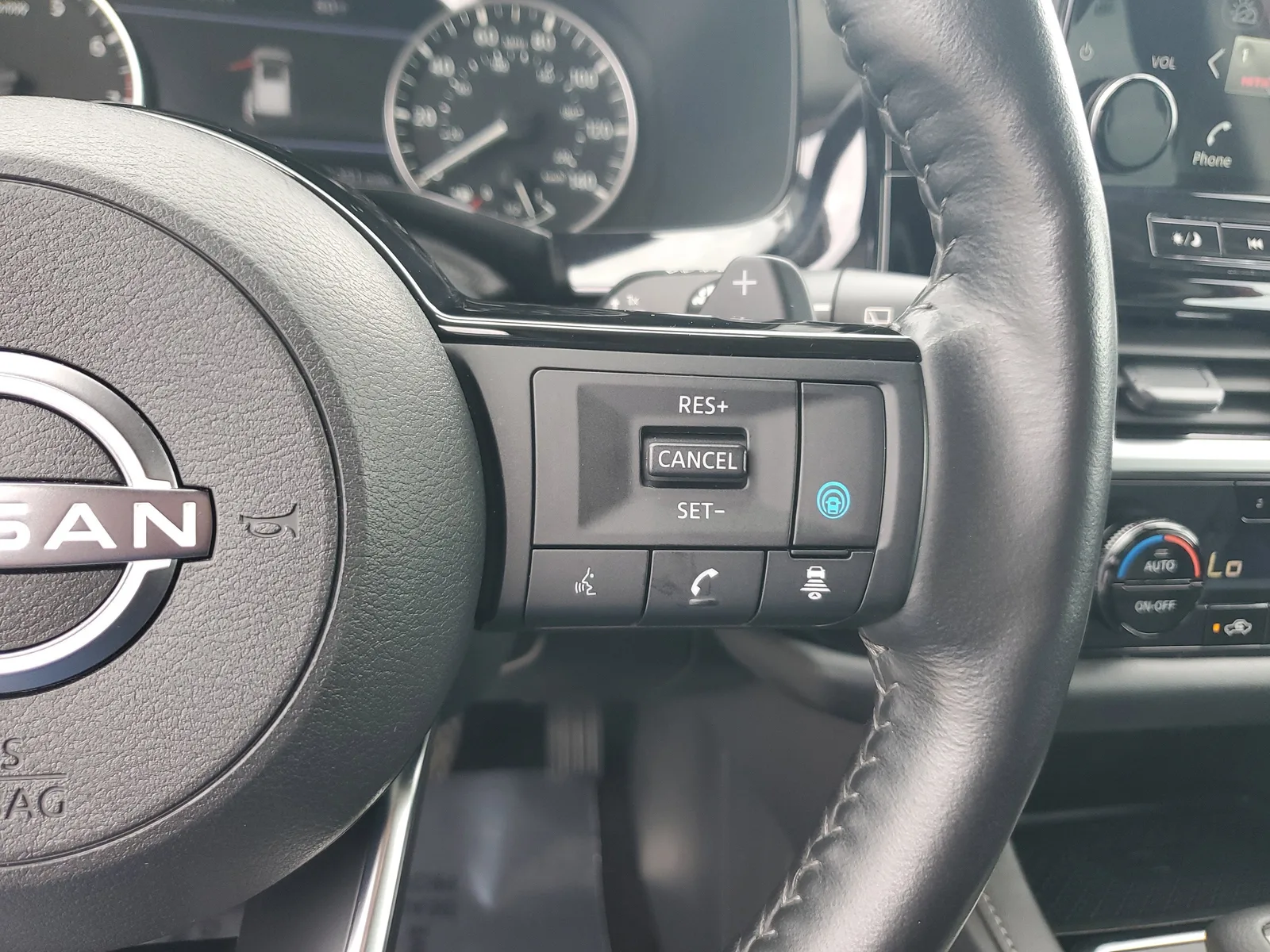 2024 Nissan Pathfinder SL photo 23
