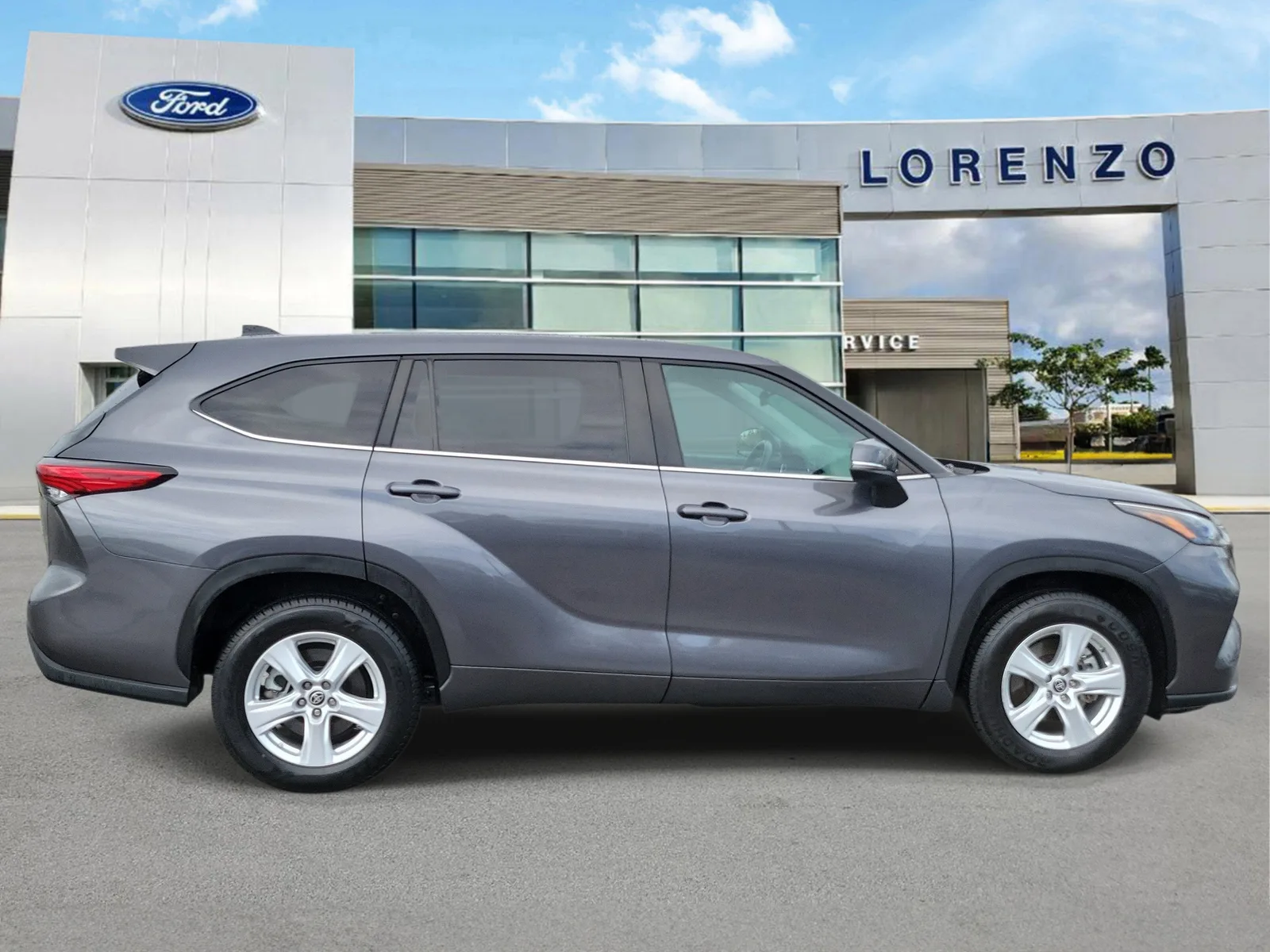 2023 Toyota Highlander LE photo 4