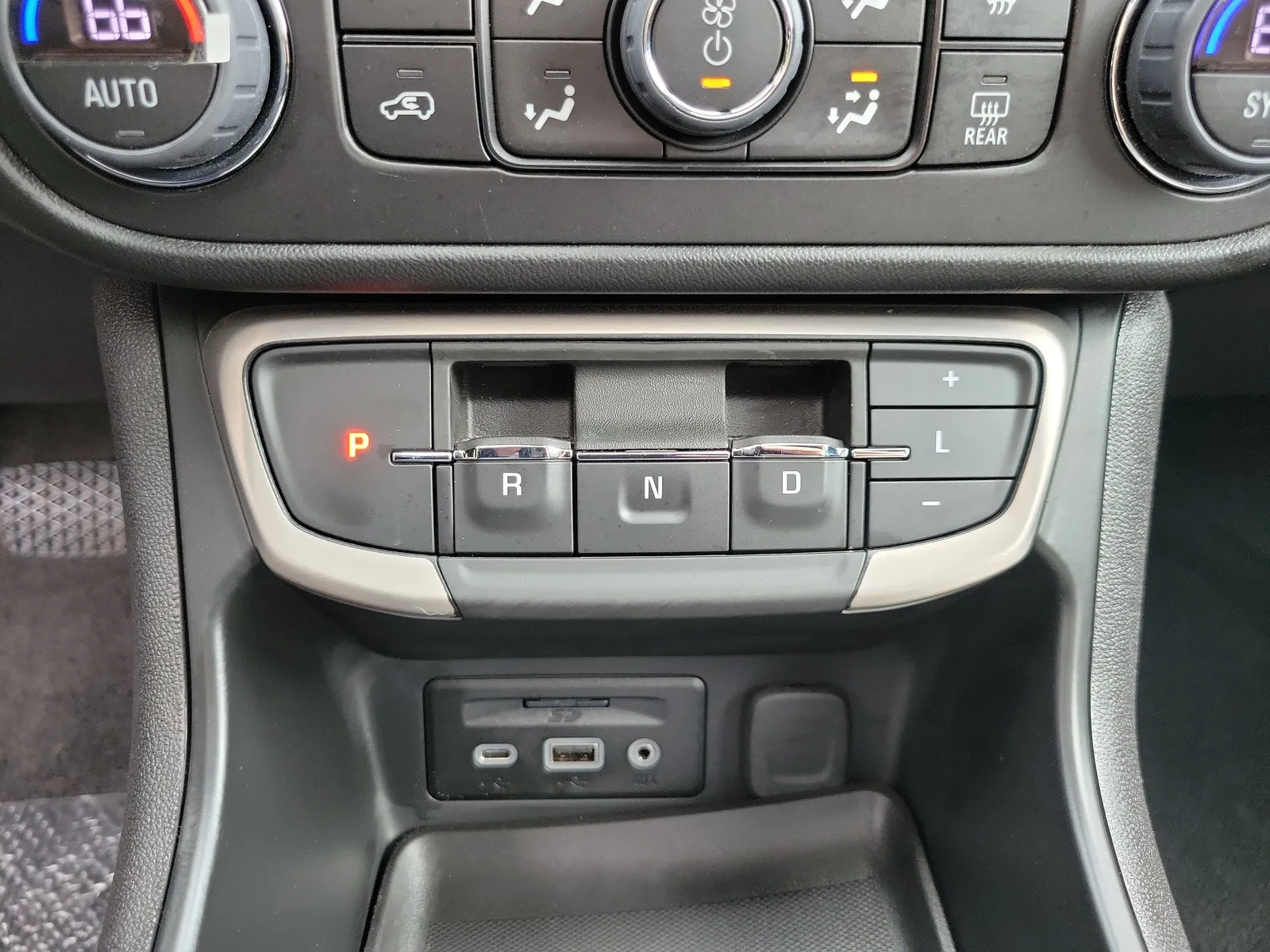 2024 GMC Terrain Denali photo 23