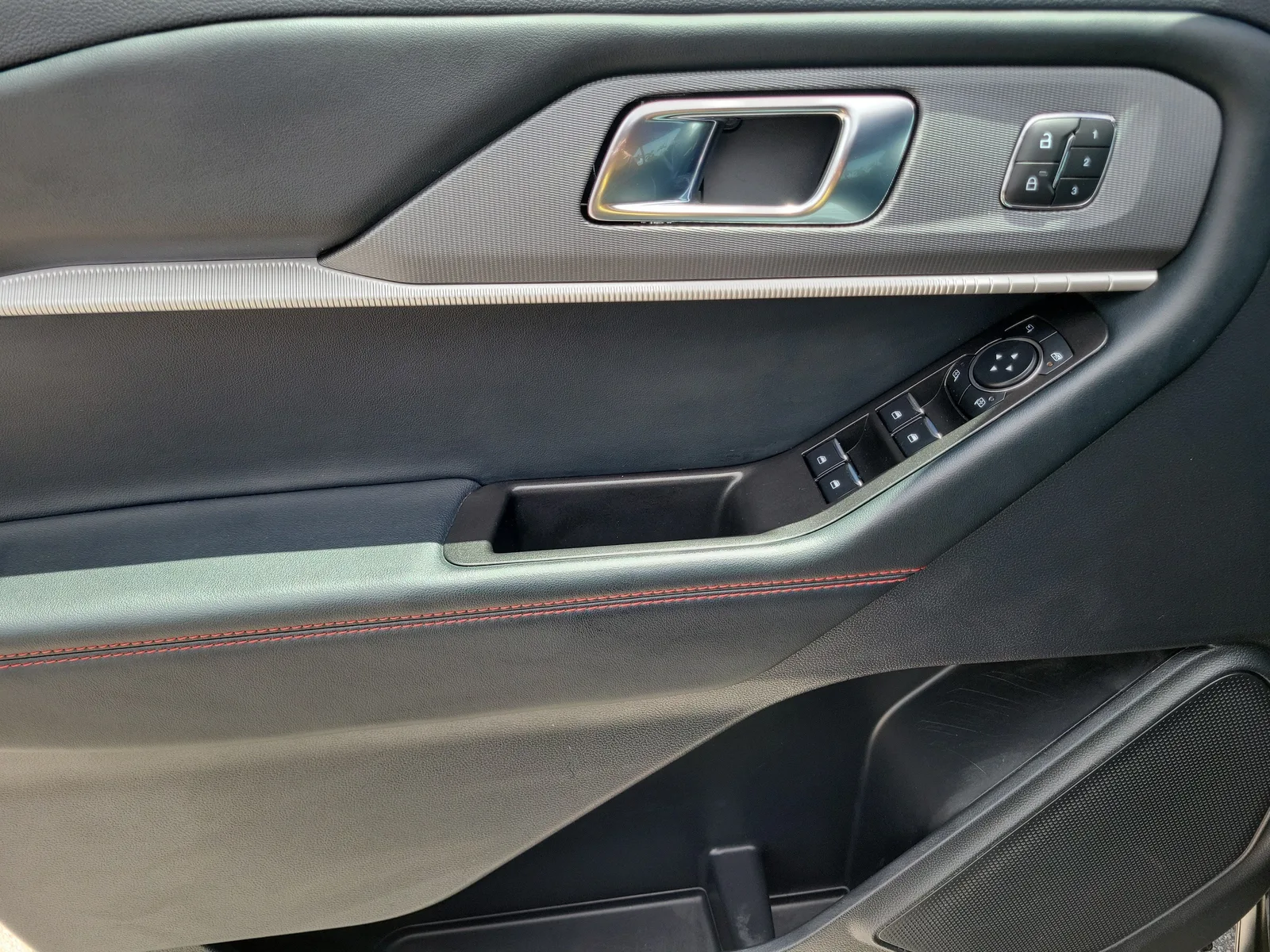 2025 Ford Explorer ST photo 24