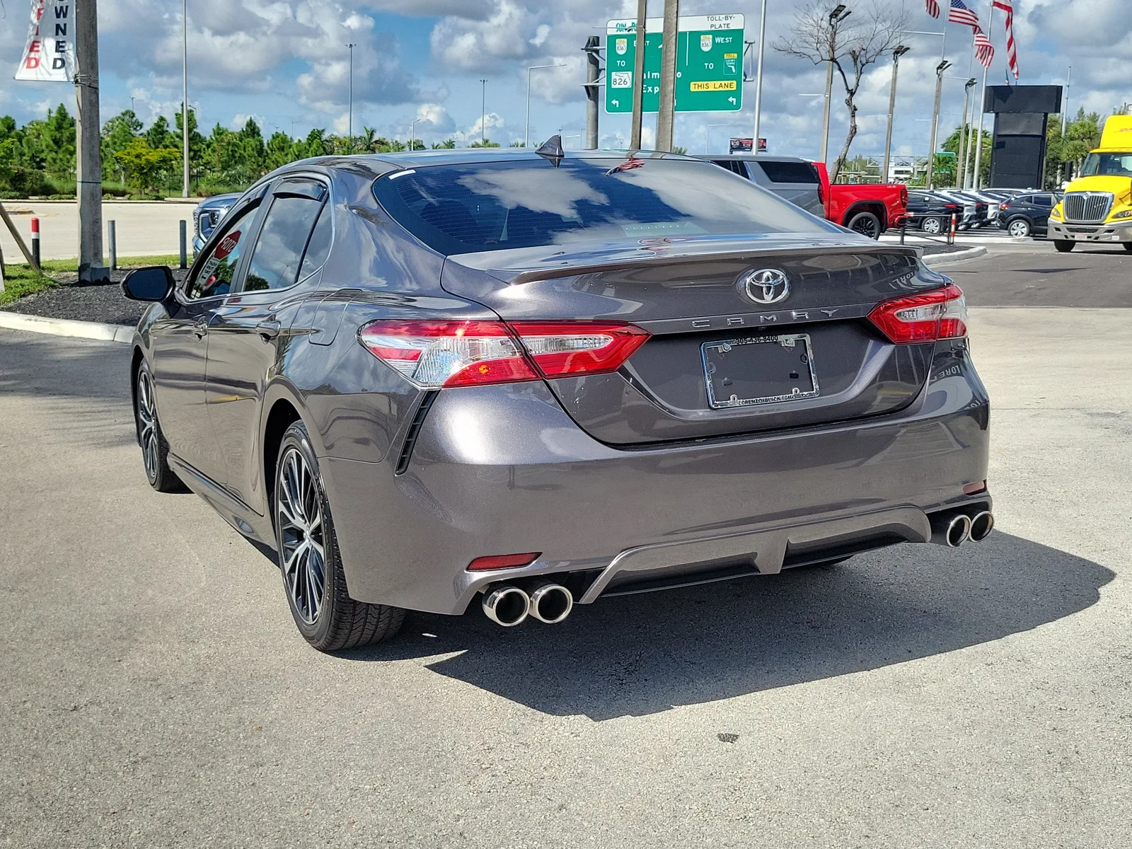 2020 Toyota Camry SE photo 7