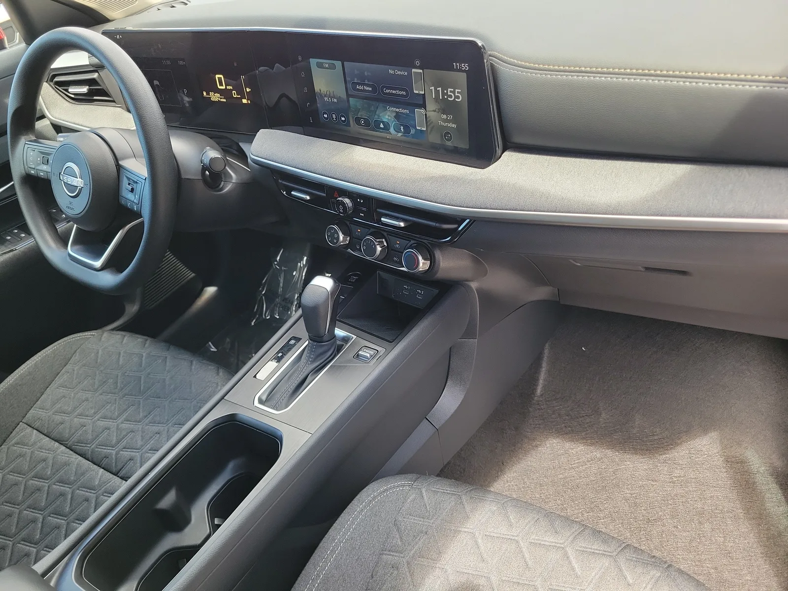 2025 Nissan Kicks SV photo 14