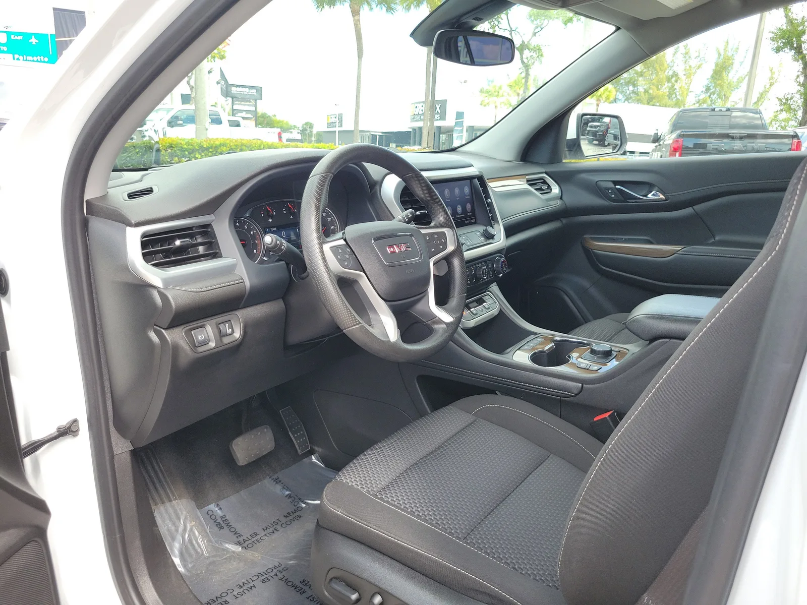 2023 GMC Acadia SLE photo 9