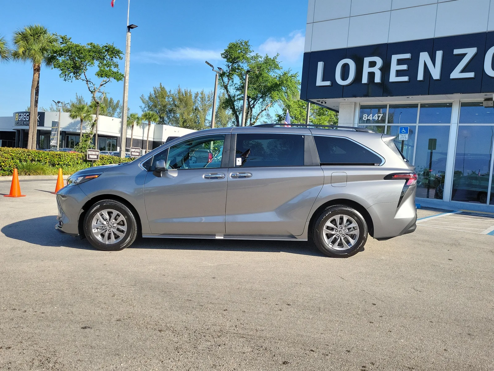 2026 Toyota Sienna XLE photo 8