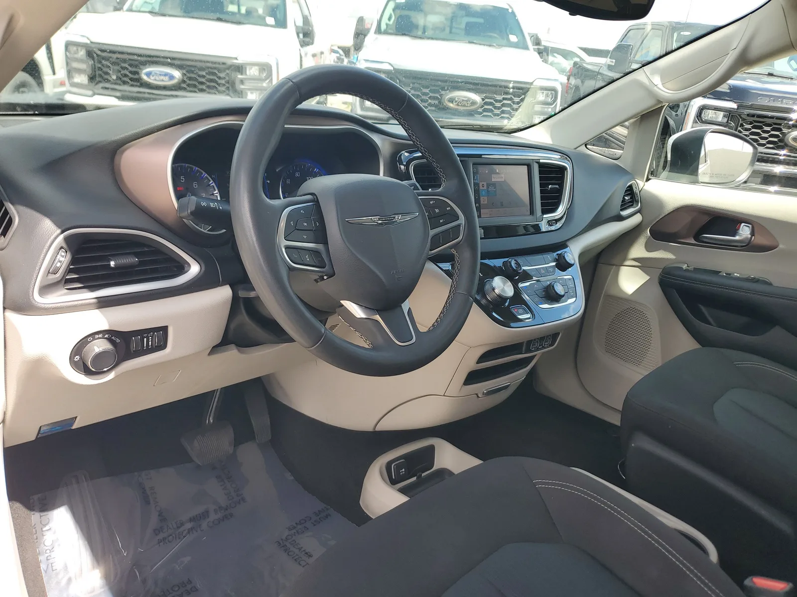2023 Chrysler Voyager LX photo 9