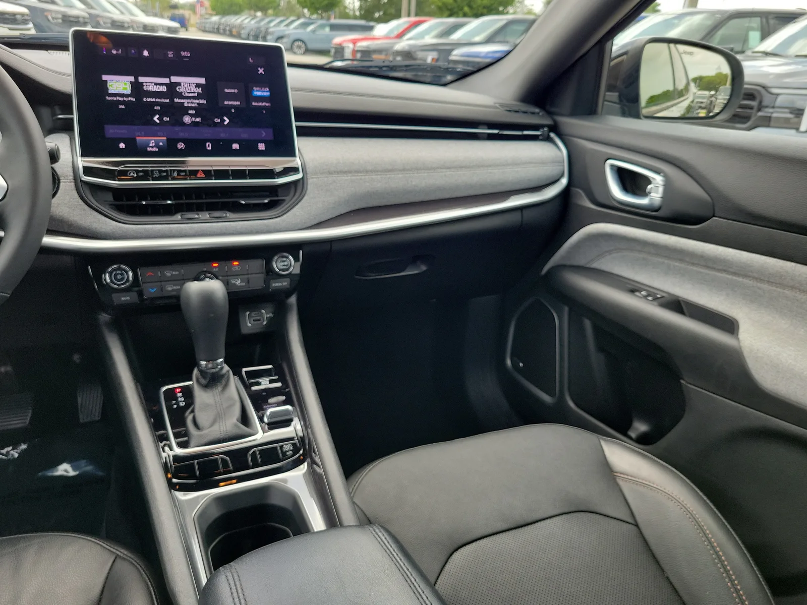 2023 Jeep Compass Latitude Lux 4WD photo 17