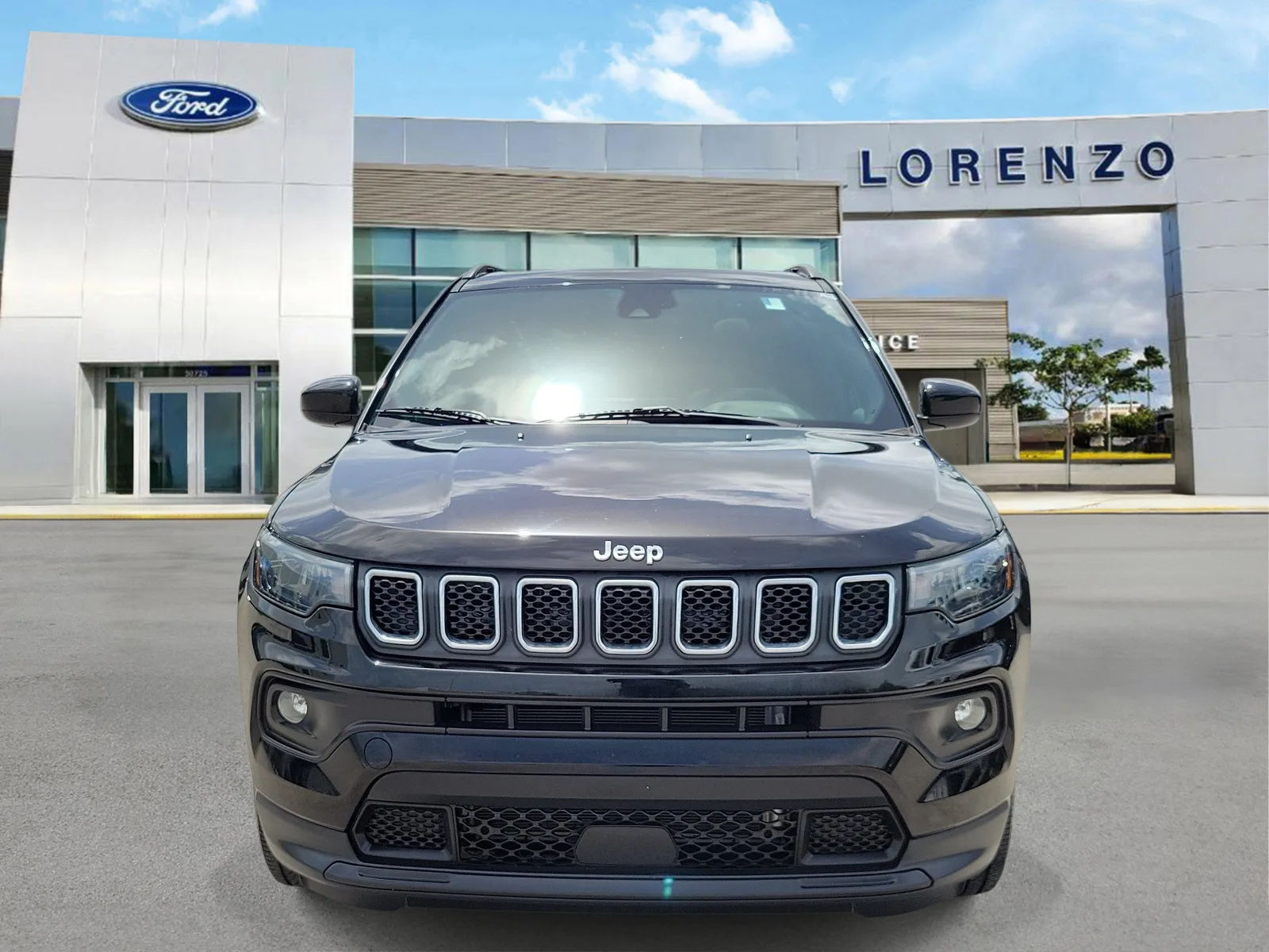 2023 Jeep Compass Latitude Lux 4WD photo 2