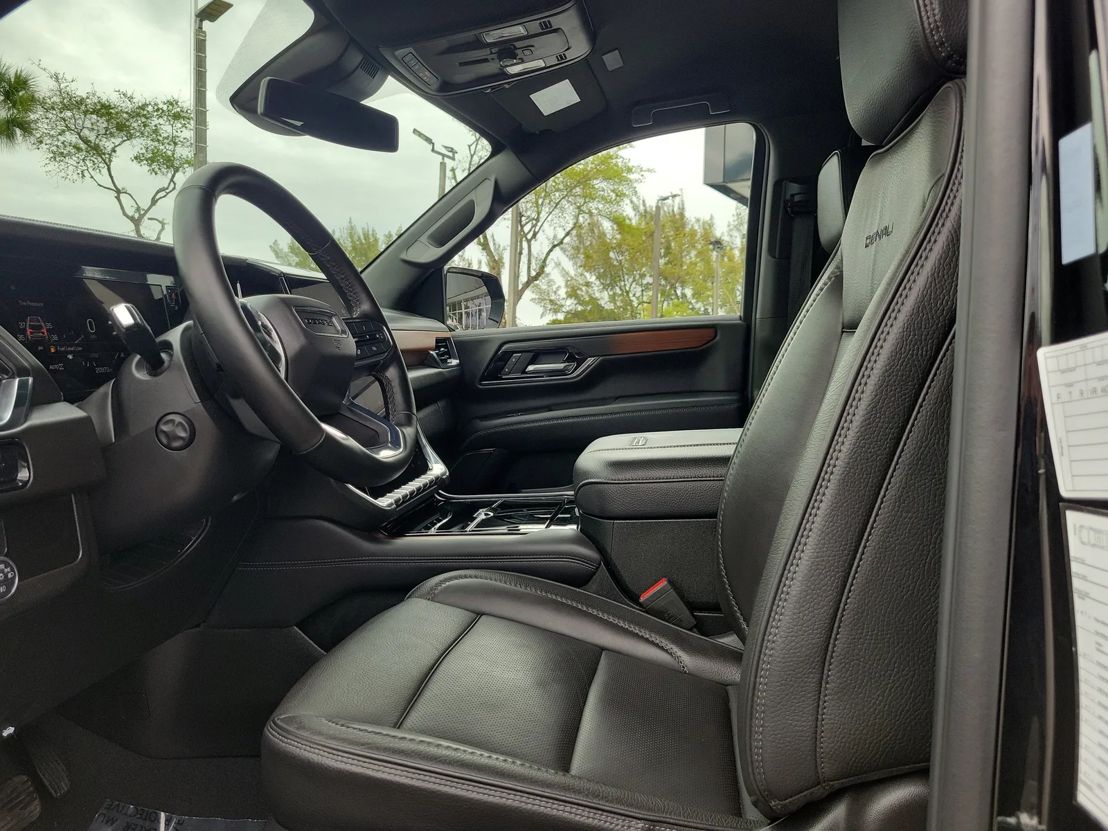 2025 GMC Yukon Denali photo 11