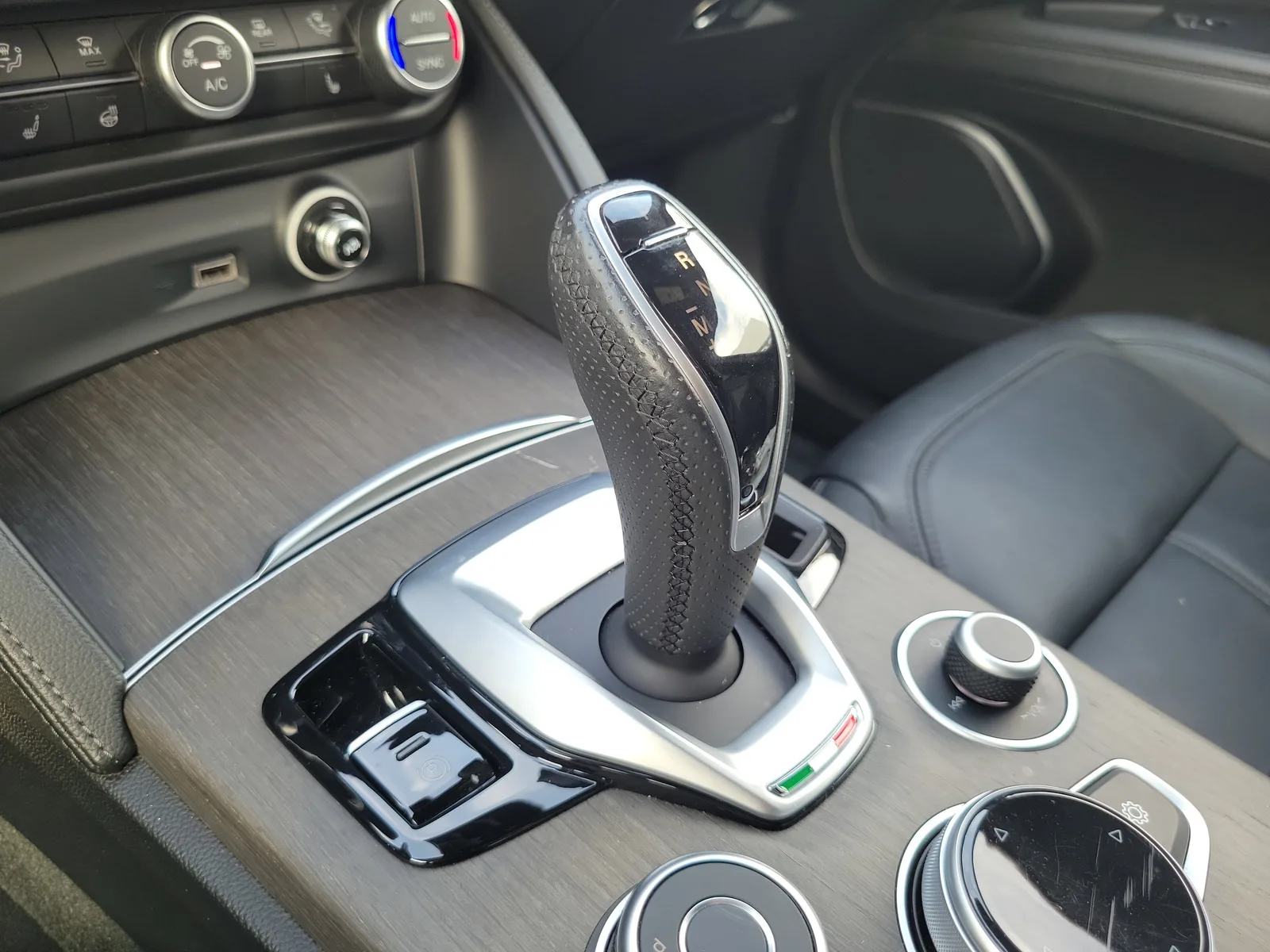 2023 Alfa Romeo Stelvio Ti photo 29