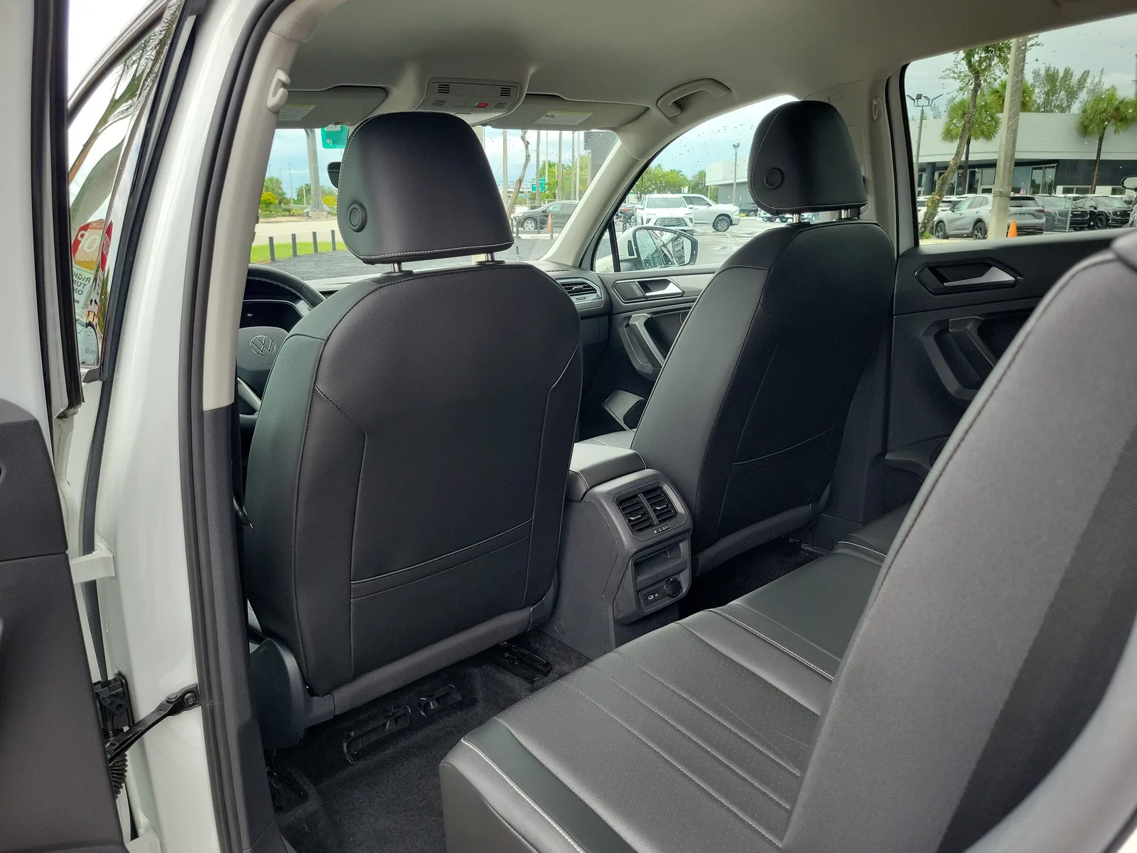 2024 Volkswagen Tiguan SE photo 14