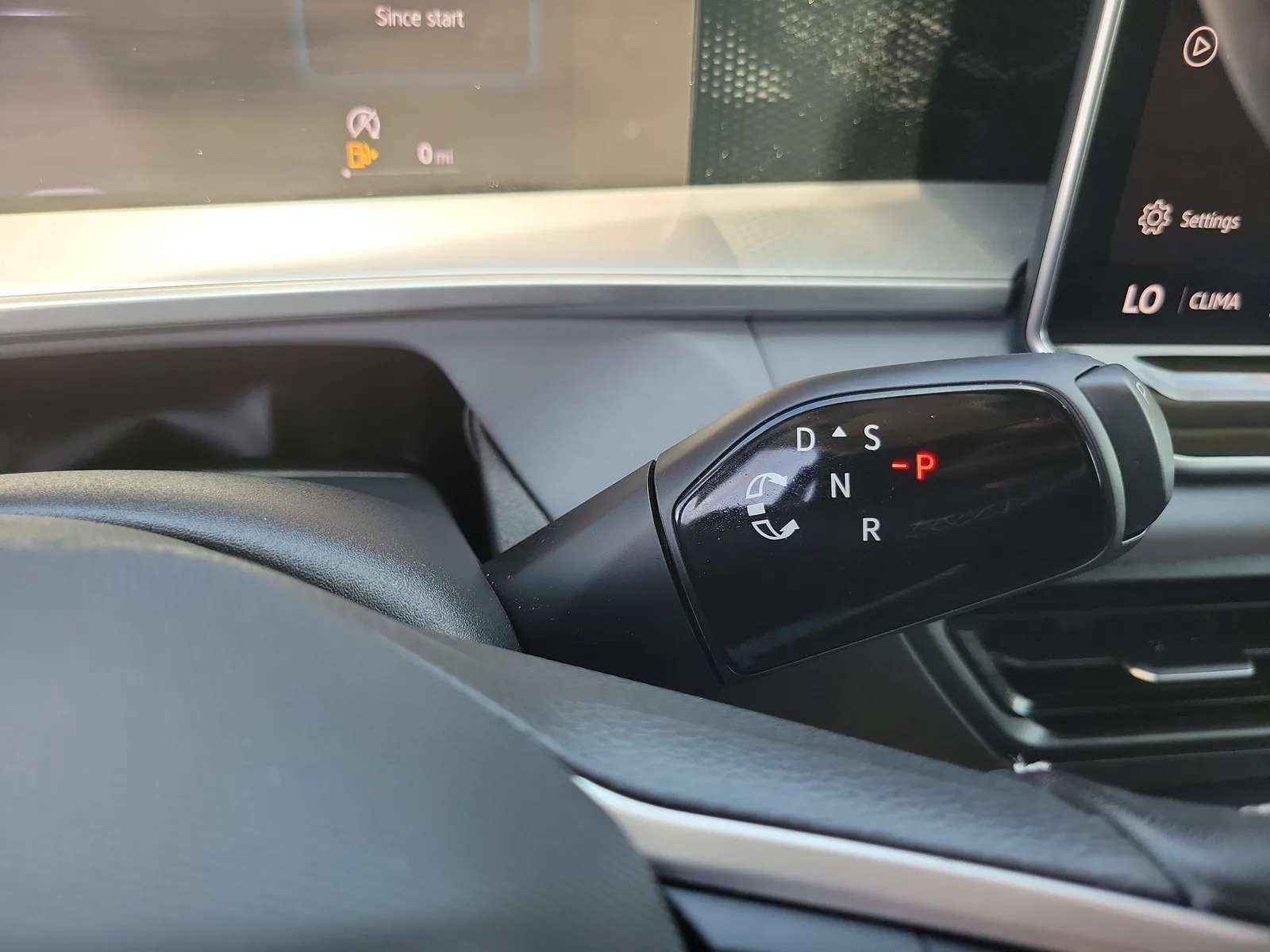 2025 Volkswagen Tiguan SE photo 22