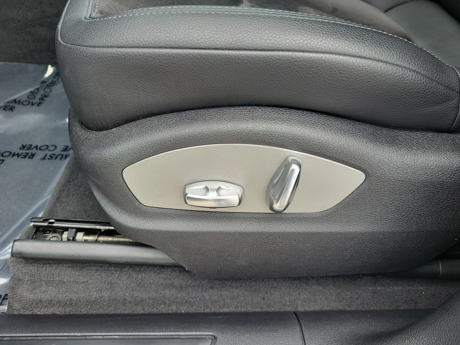2021 Porsche Macan Base photo 13