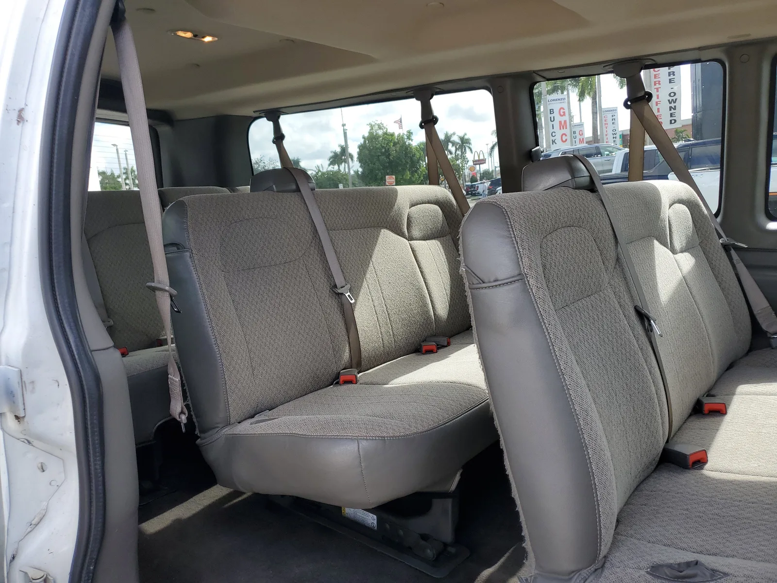 2020 Chevrolet Express Passenger 3500 1LT photo 11