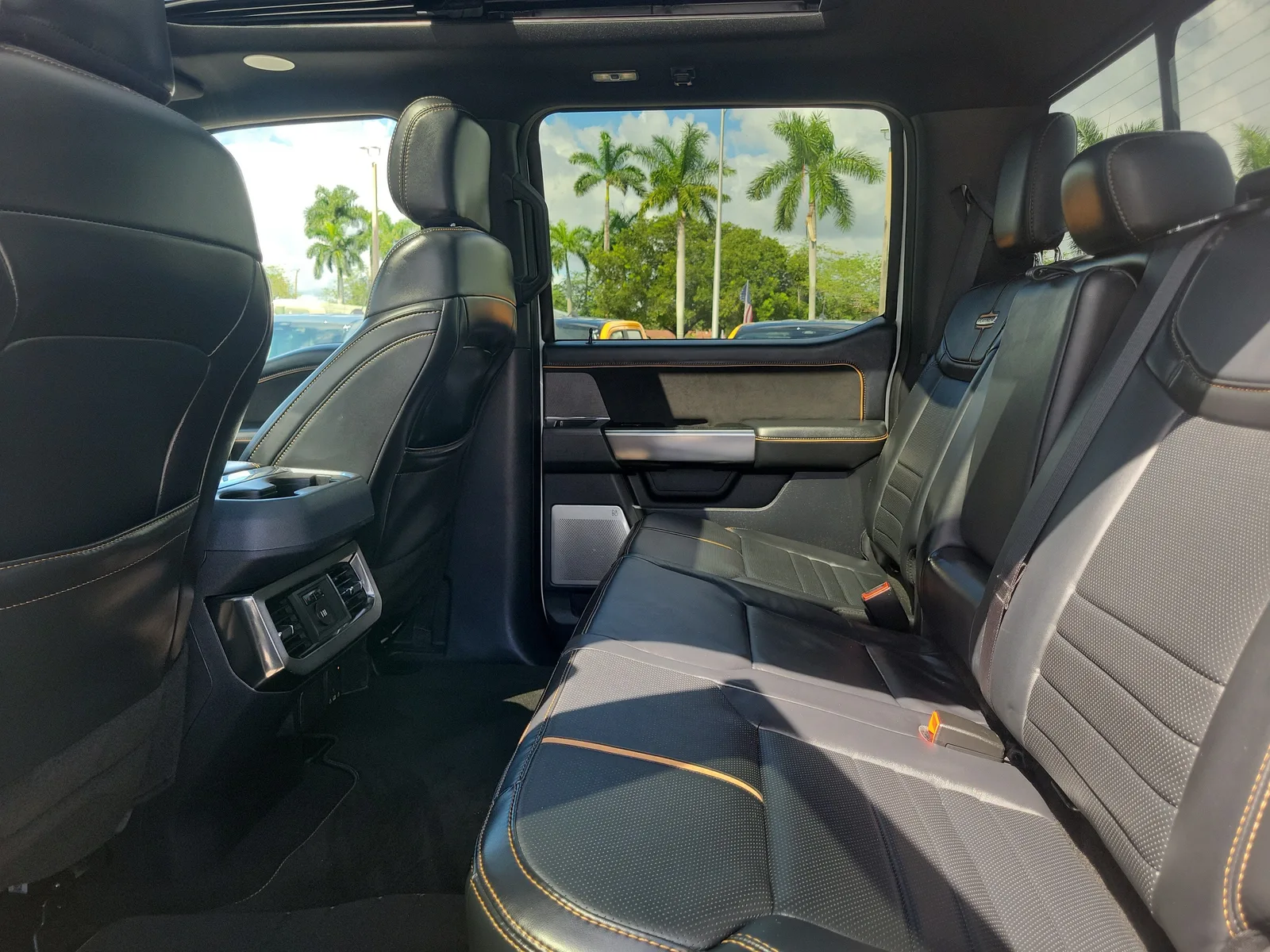 2024 Ford Super Duty F-350 DRW Platinum 4WD photo 16