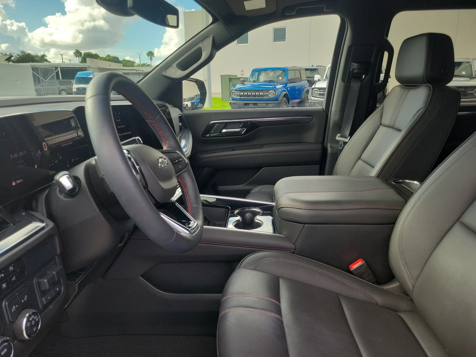 2025 Chevrolet Suburban RST Diesel photo 13