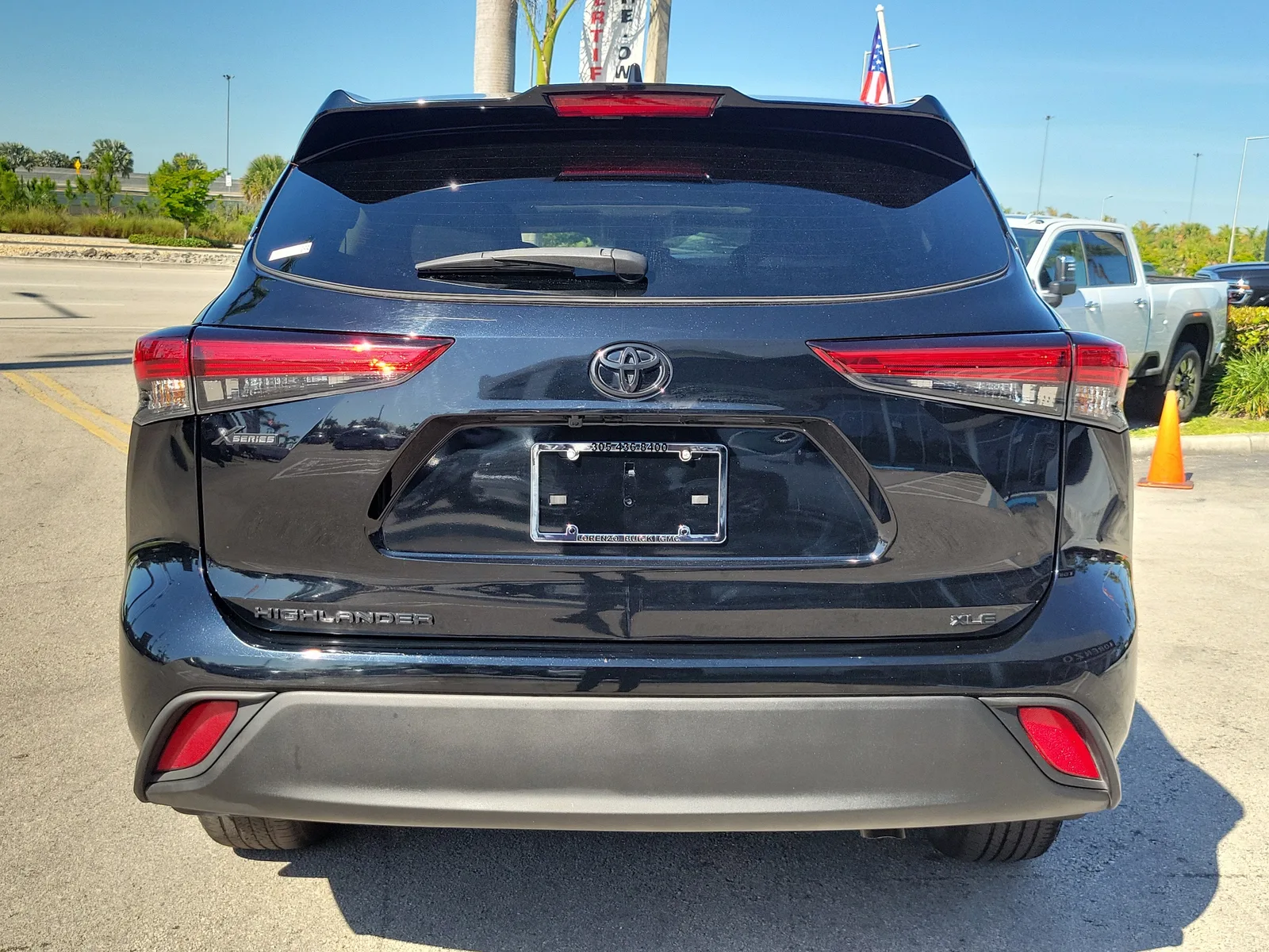 2023 Toyota Highlander L photo 6