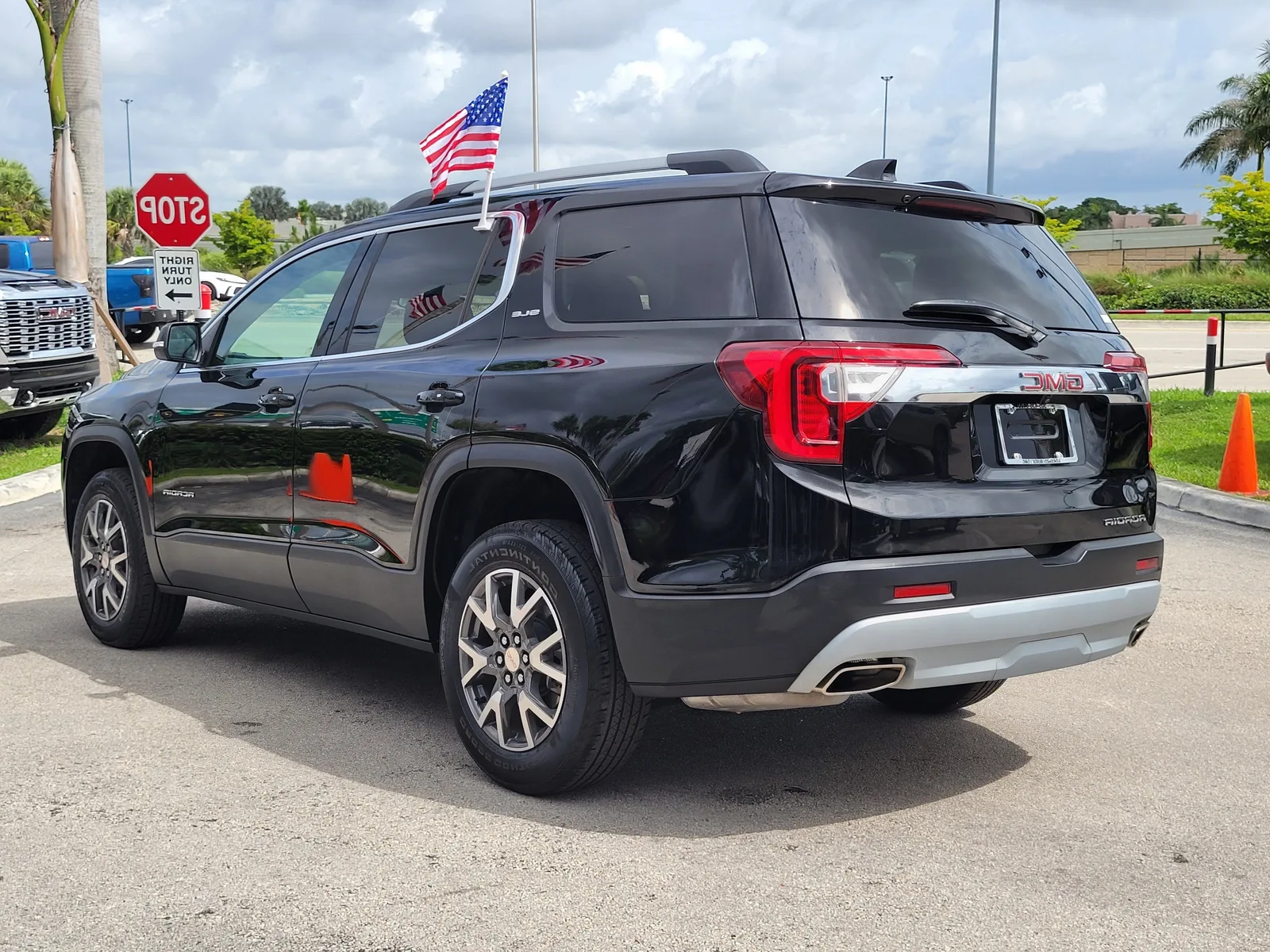 2023 GMC Acadia SLE photo 6