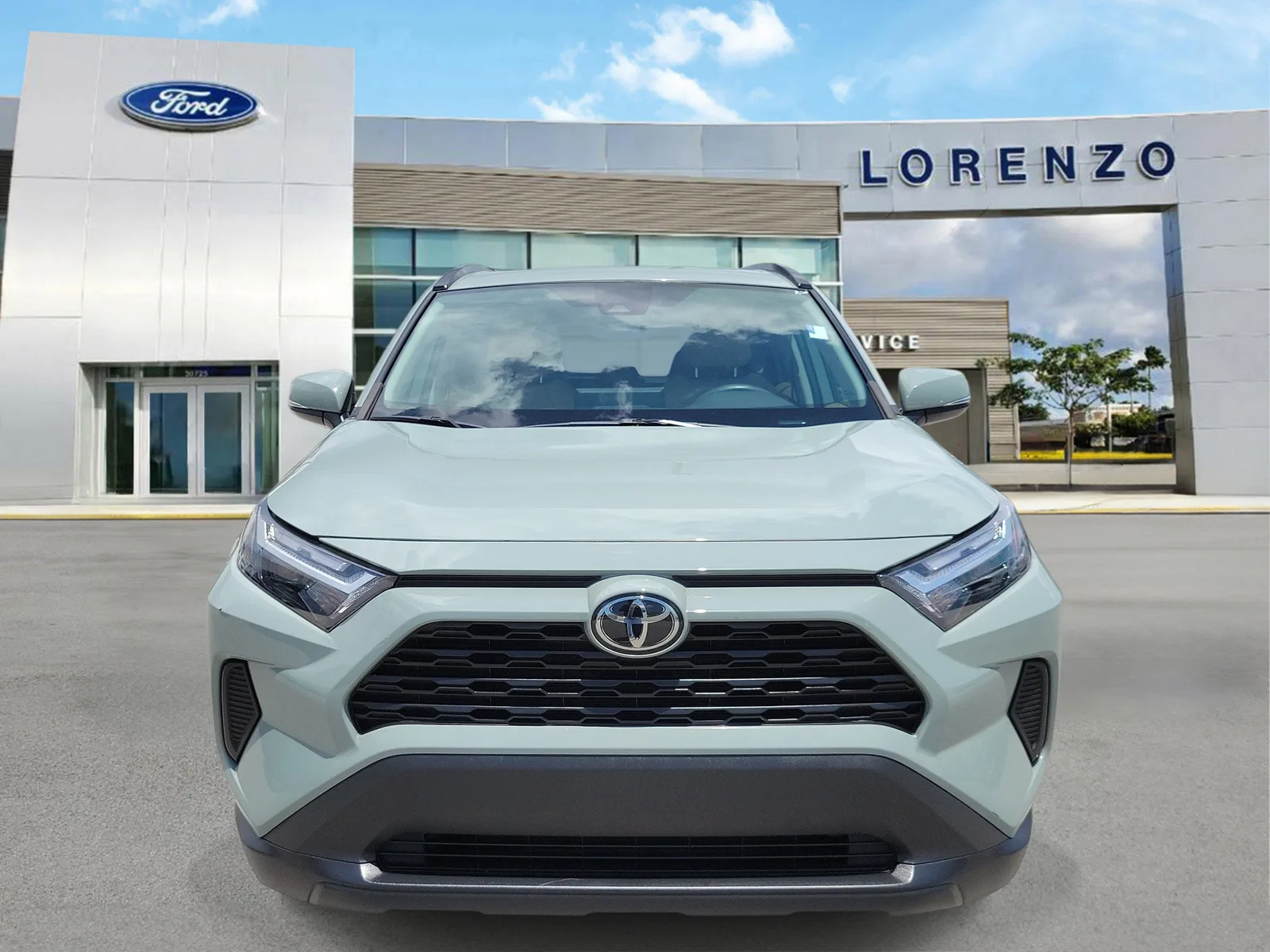 2022 Toyota RAV4 XLE photo 2