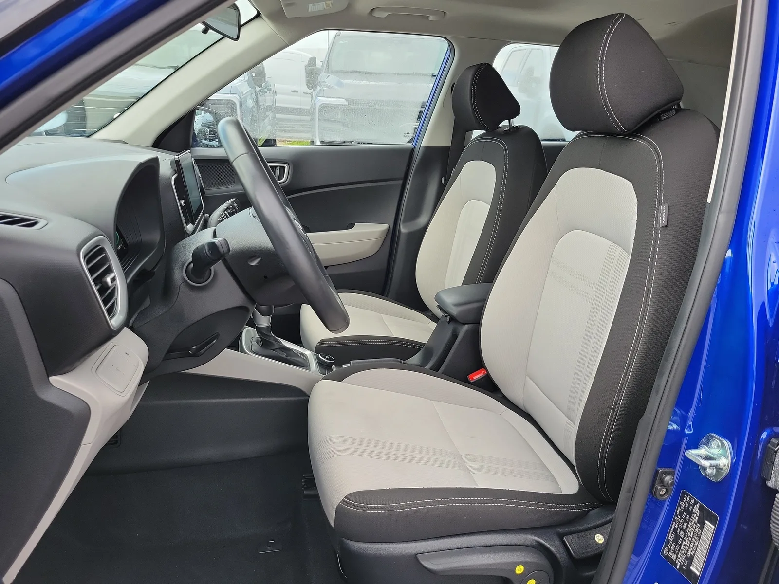 2025 Hyundai Venue SEL photo 11