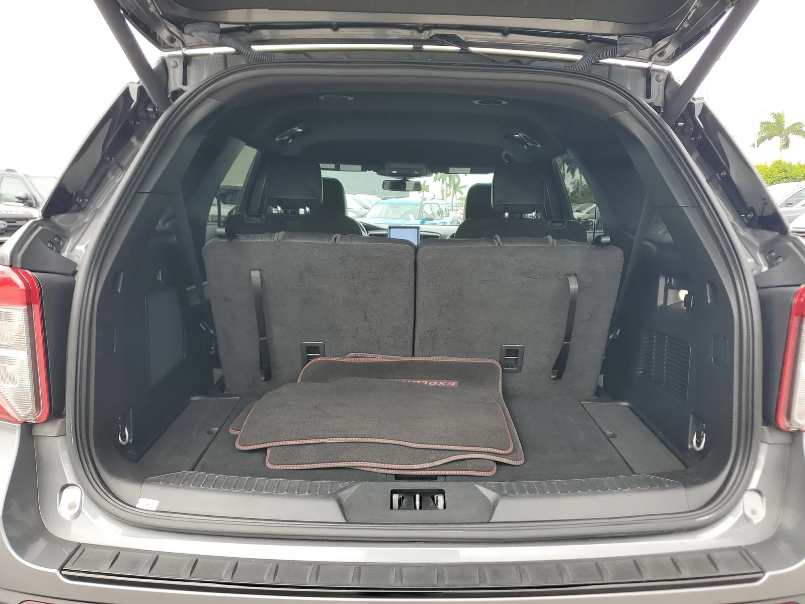 2023 Ford Explorer ST-Line photo 16