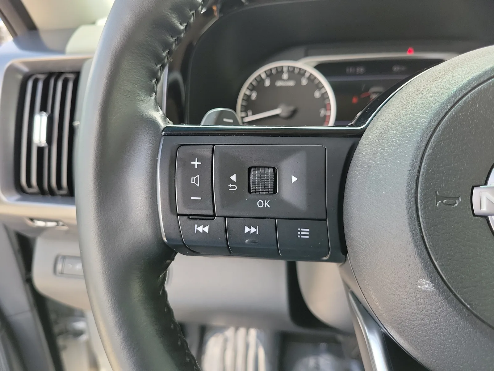 2024 Nissan Pathfinder SL photo 28