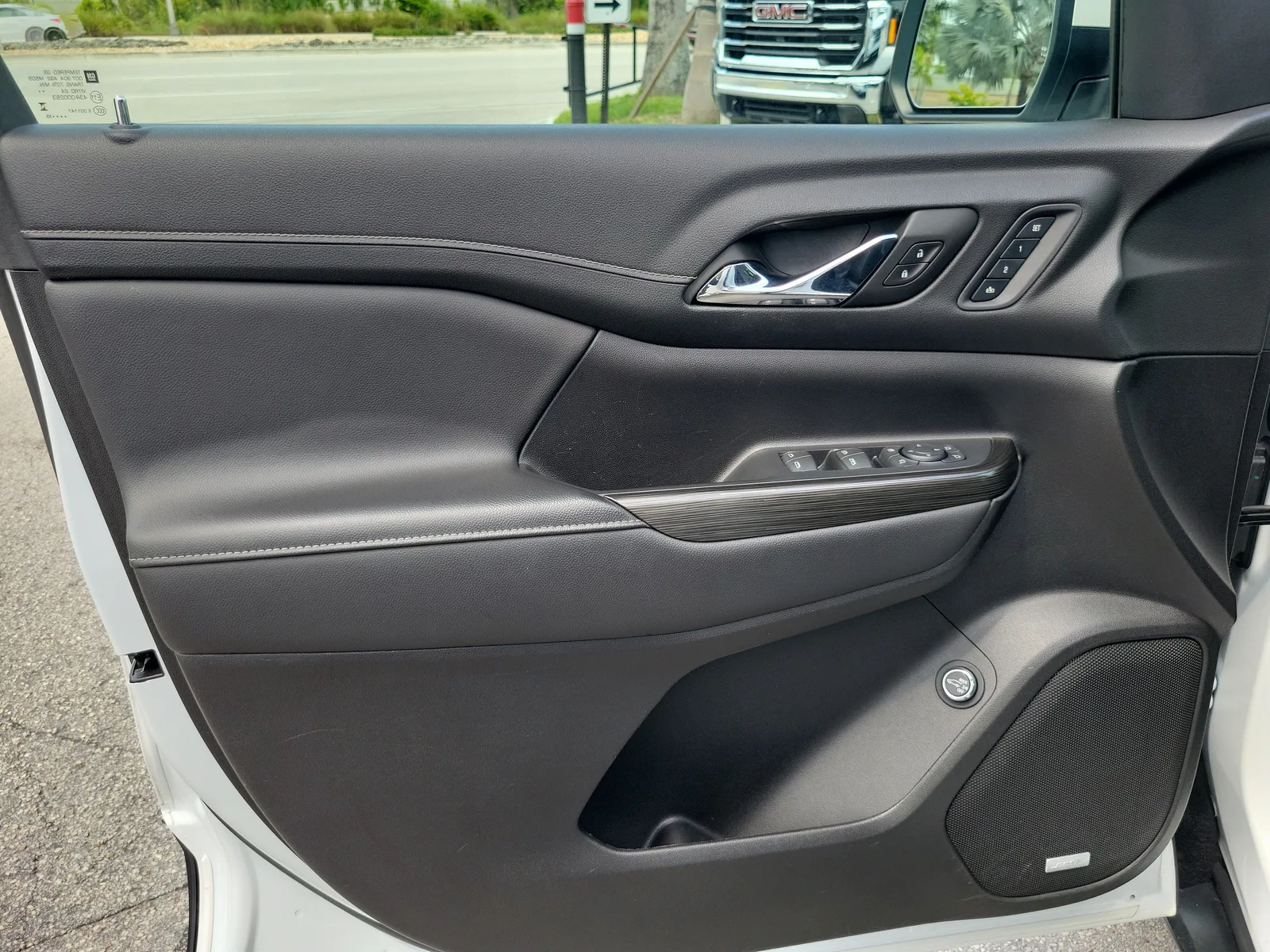 2023 GMC Acadia SLT photo 18
