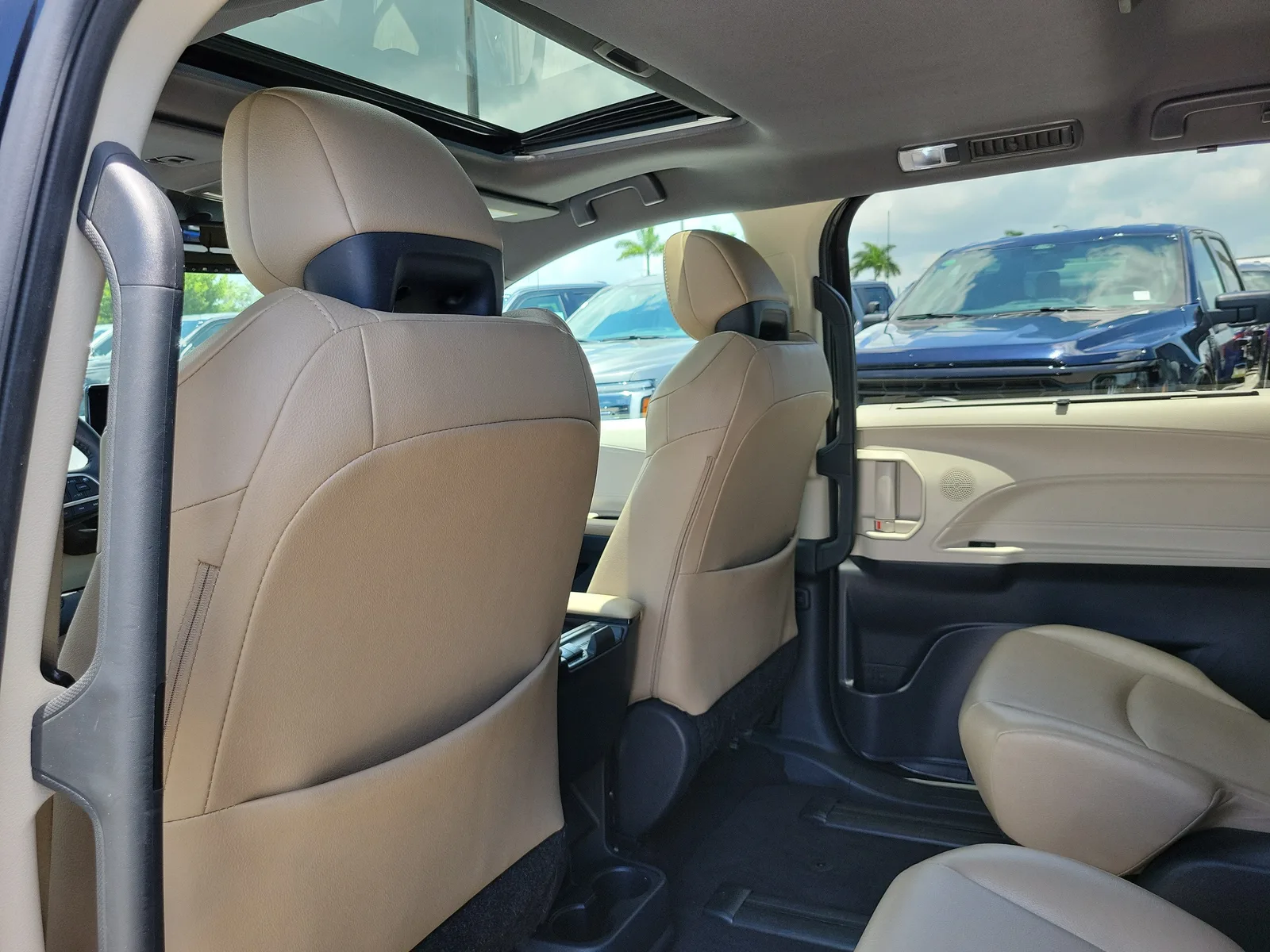 2021 Toyota Sienna XLE photo 18